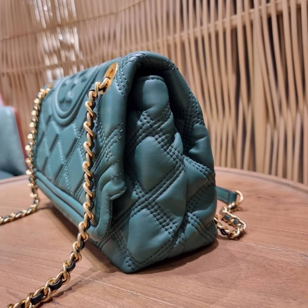 TORY BURCH FLEMING SOFT CONVERTIBLE SHOULDER BAG รุ่นหายากที่สาวๆตามหา มาพร้อมเสิร์ฟความสวยถึงบ้านไปเลยจ้า รอบนี้คัดสีสวยๆมาให้ได้ช้อปกันอย่างจุใจไปเลย กระเป๋าสะพายไหล่ หนังแท้นิ่มเต็มใบ สวยหรูดูแพง เปิด-ปิดด้วยตัวกดล็อคแน่นหนา สายสะพายในตัวปรับใช้ได้ 2 แ