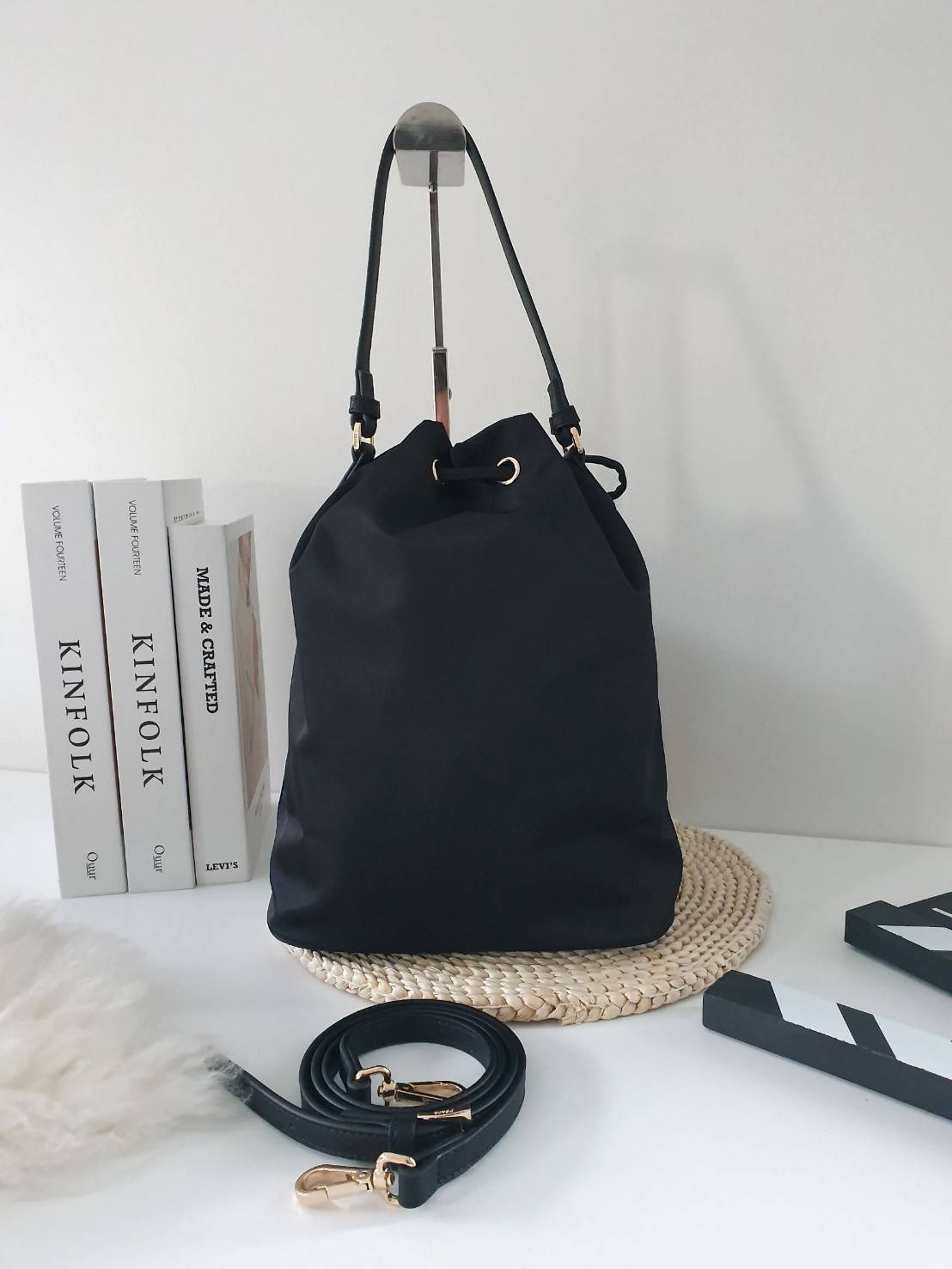 Medium ใครๆก็หลงรัก *ทรงขนมจีบ 🐰 งานพรีเมี่ยมกิ้ฟ จากเคาเตอร์ต่างประเทศ จากแบรนด์ PRADA ค่า เป็นกระเป๋าผ้า nylon silk เนื้อหนาซับในอย่างดี จุดเด่นคือ กระเป๋าสามารถ จุของได้เยอะมาก ด้านในมีช่องซิปพร้อมช่องใส่ของอีกหนึ่งช่อง น้ำหนักเบา ถือแล้วสวยมาก