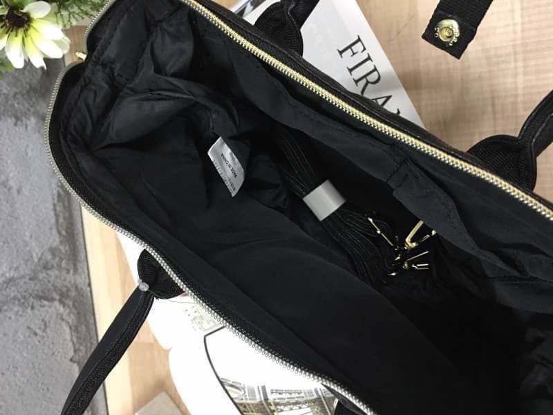 ANELLO NYLON 2 WAY MINI BOSTON BAG 2017 แบรนด์ฮิตติดลมบนในขณะนี้ กับคอลเลคชั่นใหม่เป็นรุ่นทรงShoulder bag วัสดุNYLON สลับกับ Pu น้ำหนักเบา กันน้ำได้ ช่องใหญ่เปิดปิดด้วยซิปคู่ ปากกระเป๋ามีโครงสะดวกใช้ ดูแลรักษาง่าย ตัวจริงน่าใช้ทุกสีเลยคะ เป็นรุ่นใหม่อีกรุ