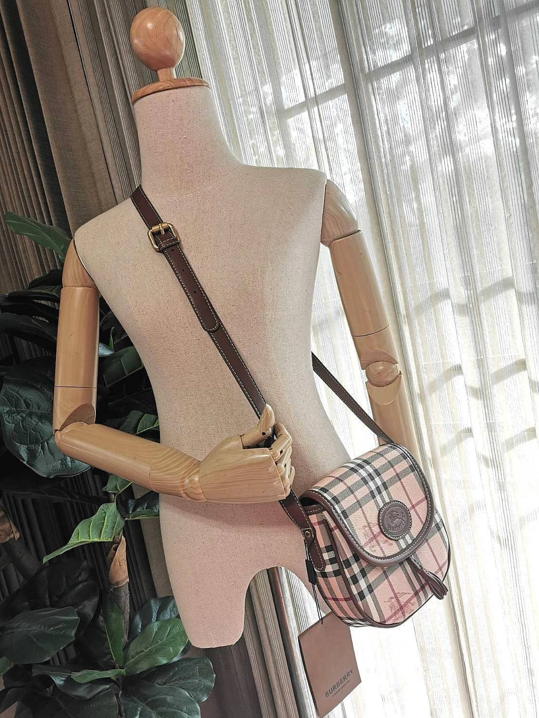 BURBERRY FRAGRANCES VINTAGE CROSSBODY BAG GiFT WITH PURCHASE (GWP) กระเป๋าสะพายพรีเมี่ยมกิ๊ฟ Limited Edition จากเคาน์เตอร์ BURBERRY FRAGRANCES วัสดุหนังแท้ขึ้นลาย Burberry Vintage Signature สวยหรูสุดคลาสสิค เปิดปิดฝาปิดกระดุมแม่เหล็ก ภายในมีโลโก้และช่องซิ