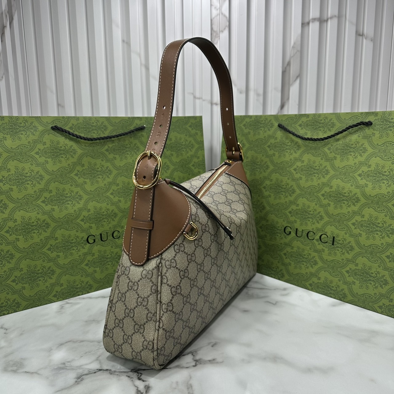 GUCCI GG Emblem medium shoulder bag กระเป๋าสะพายทรงใหม่สวยคลาสสิค พิมพ์ลายคมชัด เป็นไอเท็มต้องมีและยกเป็น everyday bag ได้เลย