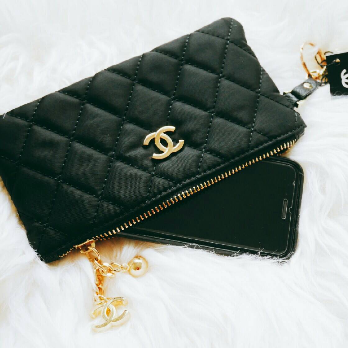 New Arrivals 2018 ♡ กับแบรนด์ดังอย่าง Chanel ตัวนี้มีมาให้สะสมจาก PERFUME COLLECTION ของสมนาคุณจากแบรนด์คะ วัสดุ NYLON แบบหนาเต็มใบ กันน้ำได้ *อะไหล่ทอง เปิดปิดด้วยซิปที่ห้อย CC สุดหรู + ลูกตุ้มกิมมิคน่ารัก ด้านในใส่เหรียญ+แบงค์ ของจุกจิกได้ ใส่ iP