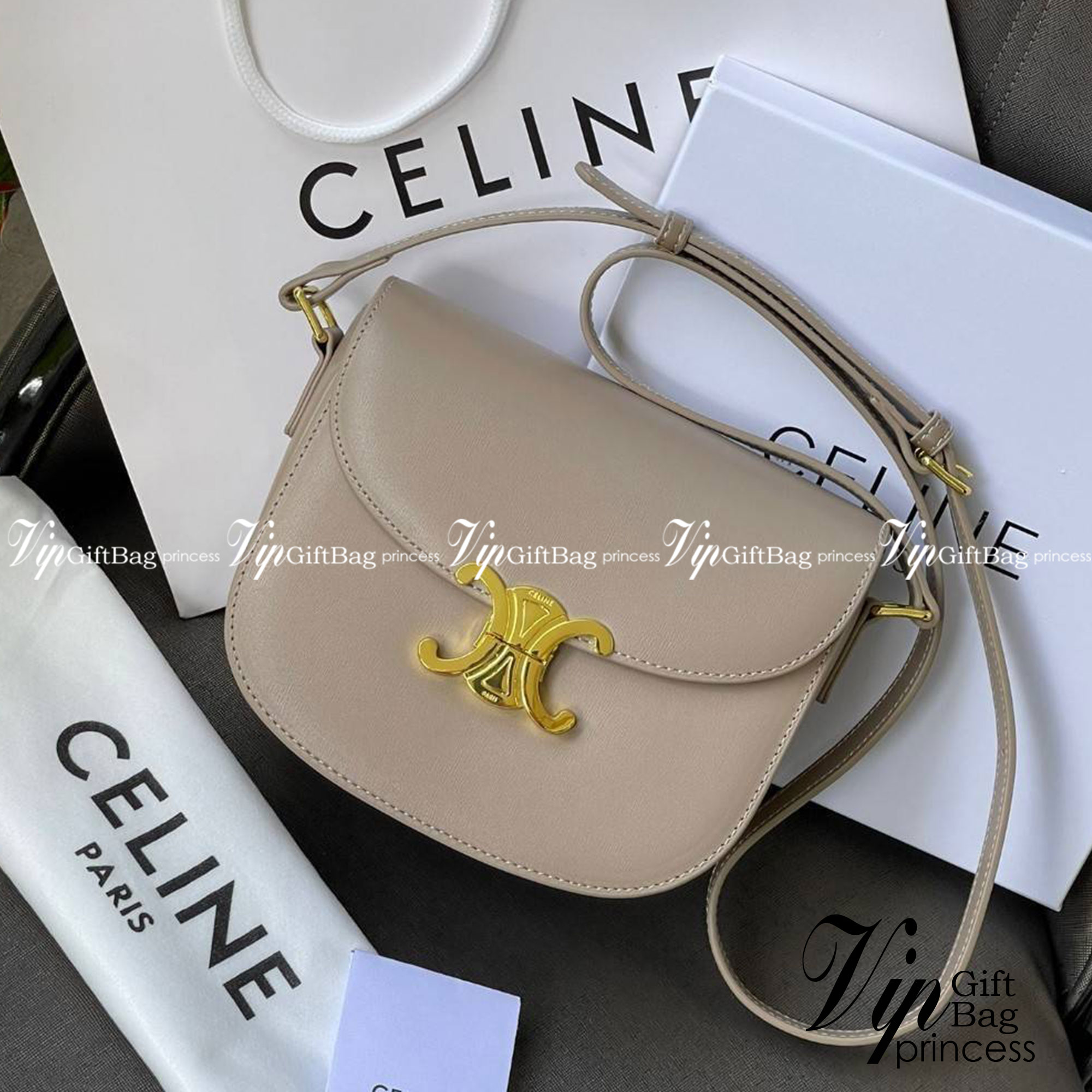 VIP 🥂 CELINE TEEN BESACE TRIOMPHE IN SHINY กระเป๋าสะพายคาดลำตัวรุ่นนี้นับว่าเป็นกระเป๋าอีกหนึ่งรุ่นในซีรีส์ Triomphe ที่ได้รับความนิยมอย่างมาก ด้วยรูปร่างทรงโค้งมนมีความคลาสสิกตามแบบฉบับของ Celine เพิ่มความหรูหราและโดดเด่นด้วยการตกแต่งด้วยโลโก้โลห