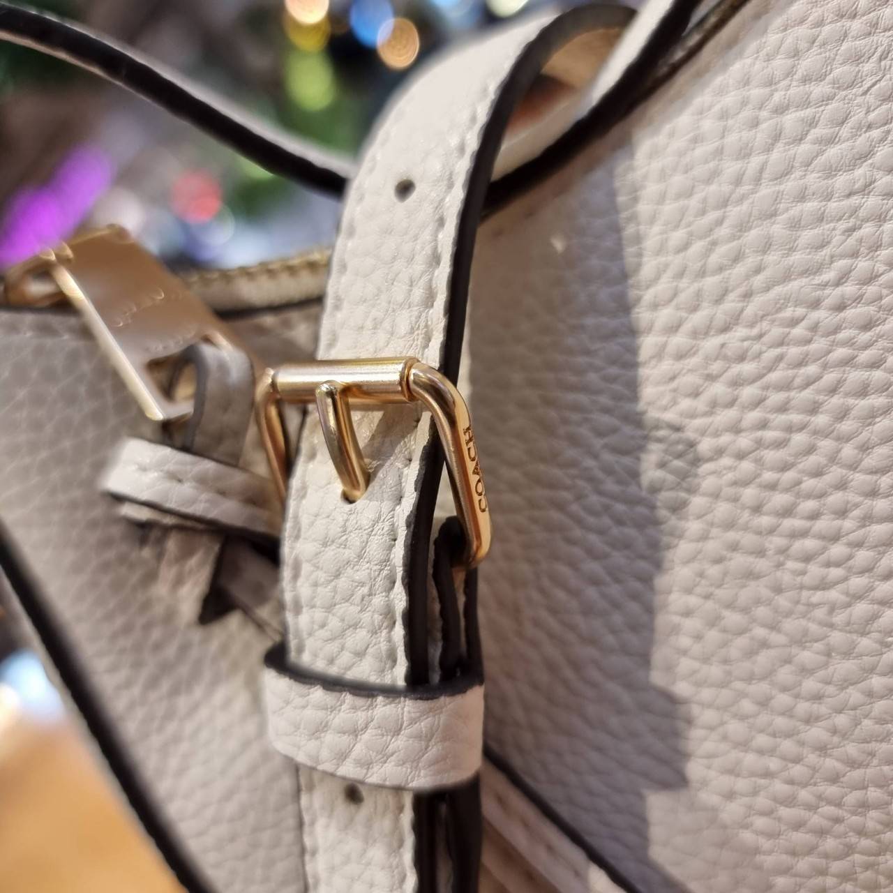 COACH C6807 KLEO HOBO IN SIGNATURE CHAMBRAY ใหม่ล่าสุด คอลเลคชั่นสุดคิ้วท์ ที่สาวๆต้องหลงรัก กระเป๋าสะพายทรงโฮโบ ที่ดีไซน์มาให้ปรับใช้งานได้หลากหลาย วัสดุหนัง pepble สวยหรู รูดเปิด-ปิดด้วยซิป ภายในเป็นช่องโล่ง สายคล้องสามารถถอดออกใส่สายยาวสะพายข้างได้ หรื