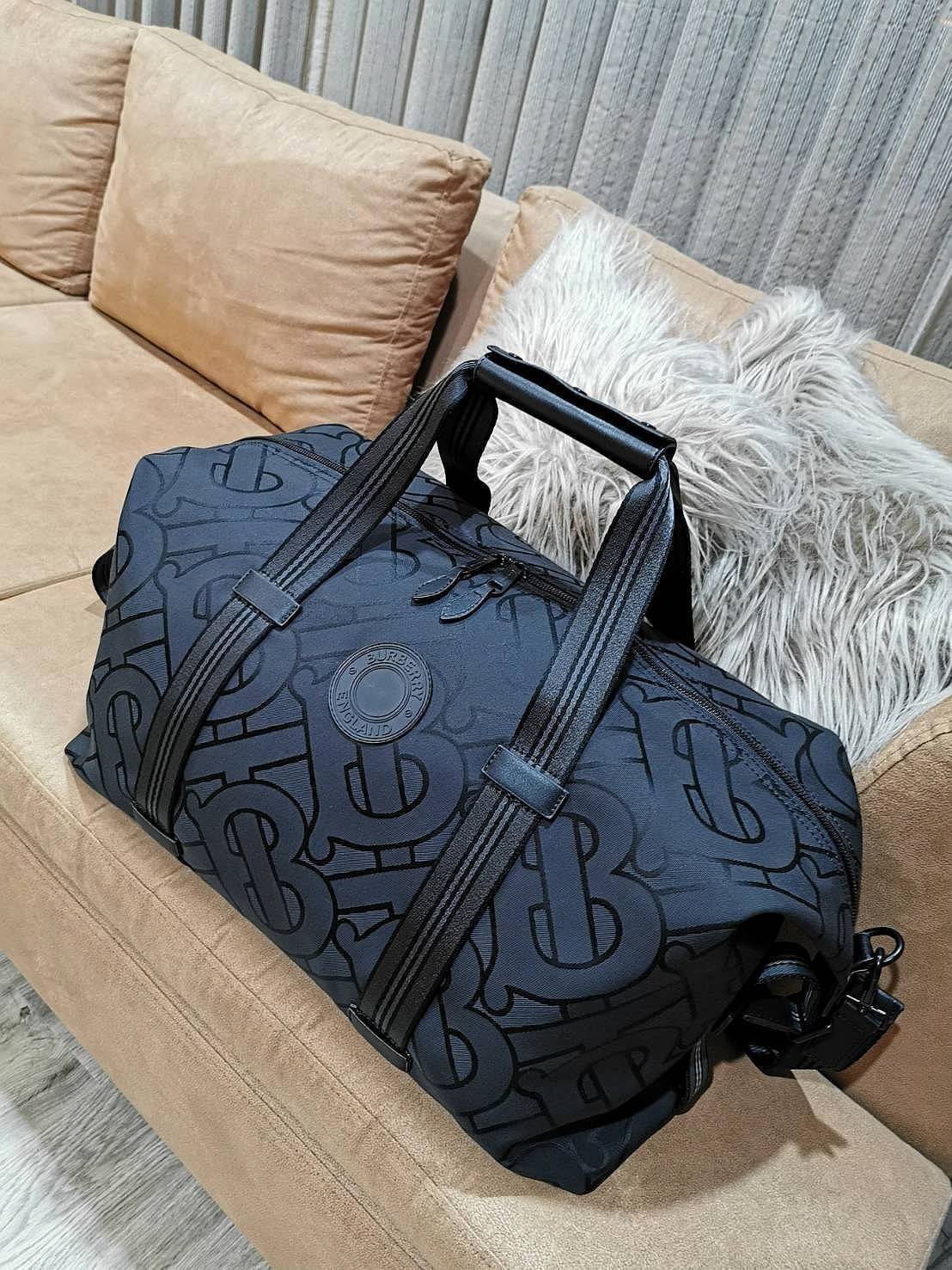 BURBERRY FRAGRANCES MONOGRAM TRAVEL BAG GIFT WITH PURCHASE GWP Limited จาก BURBERRY PURFUME COUNTER วัสดุ POLYAMIDE ขึ้นลาย Monogram คอลเลคชั่นล่าสุด ใบใหญ่จุใจแ2ต่น้ำหนักเบา ใส่สัมภาระขึ้นเครื่องเดินทางได้ ใส่เสื้อผ้า รองเท้า เอกสาร A4 iPad Notebookได้ ภ