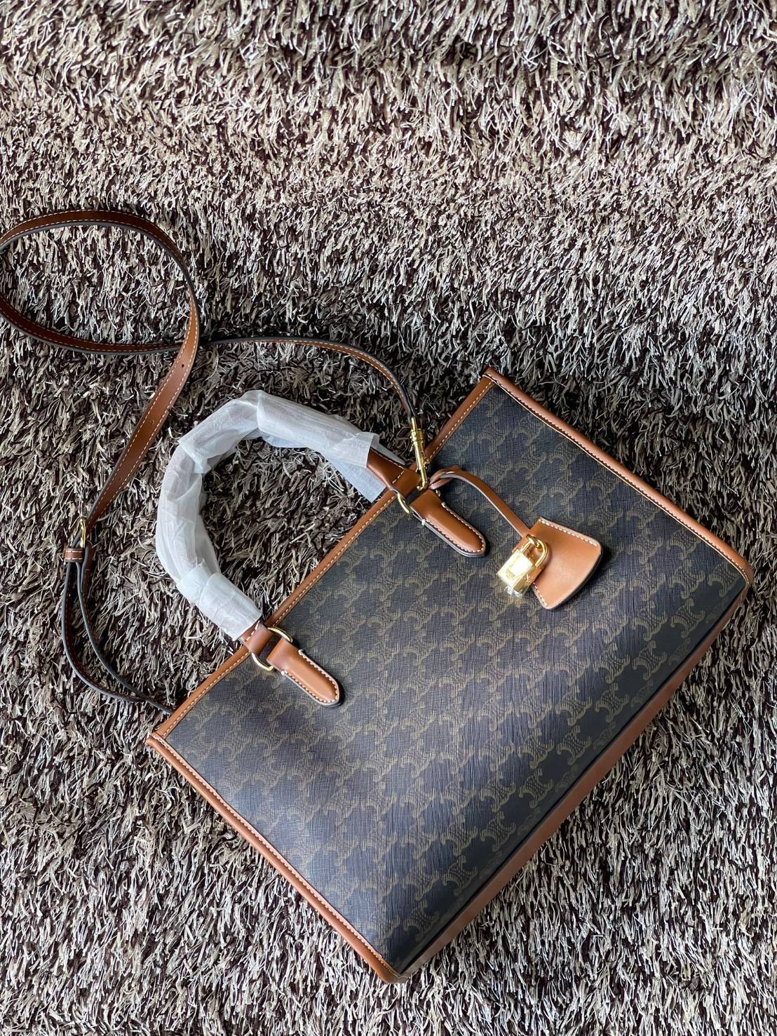 Celine Horizontal Cabas In Triomphe Canvas / Celine tote bag สายชอบพกของเยอะ ต้องหยิบของในกระเป๋าบ่อย รุ่นนี้ก็เป็นอีกตัวเลือกที่น่าสนใจค่ะ เพราะนอกจากจะจุของได้เยอะแล้วดีไซน์ยังเรียบสวยมีกลิ่นอายความวินเทจ อีกทั้งขนาดกระเป๋าใหญ่กำลังดีไม่เกะกะ เคลื่อนไหว