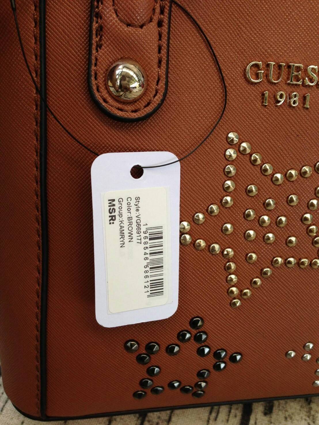 GUESS DELANEY SAFFIANO MINI CROSSBODY BAG WITH STAR กระเป๋าถือหรือสะพาย GUESS FACTORY วัสดุหนังลาย Saffiano ประดับอะไหล่เงินรูปดาวสุดชิค ขนาดกำลังดี น้ำหนักเบา ด้านหน้าประดับ logo พร้อมกับ พวงกุญแจ Signature แบรนด์ที่หูหิ้ว ถอดเเยกใช้ได้ เปิดปิด ด้วยซิป ภ