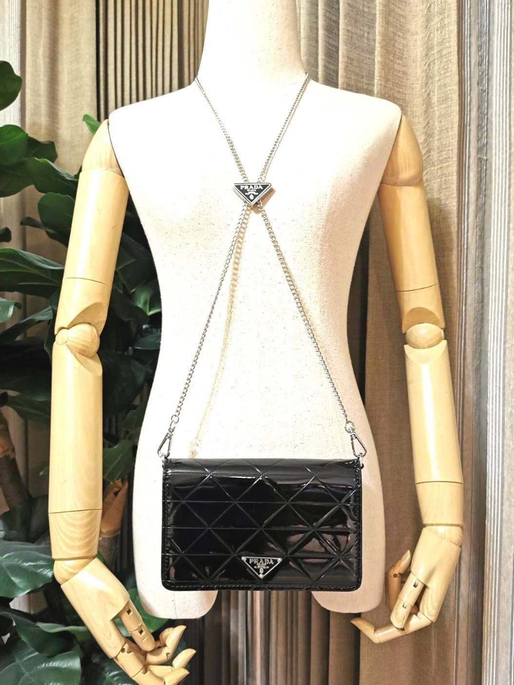 PRADA CLUTCH BAG WITH CARD HOLDER VIPGIFT WITH PURCHASE พรีเมี่ยมกิ้ฟรุ่น Limited จาก DUTYFREE สวยหรูดูดีสุดคุ้มมากๆได้ทั้งกระเป๋าสะพายทรงคลัชพร้อมสายโซ่แบรนด์ + กระเป๋า Card Holder ใส่นามบัตรครบชุดไอเท็มใหม่ล่าสุดน่าใช้น่าสะสม สินค้ามาพร้อมกล่องแบรนด์ Du