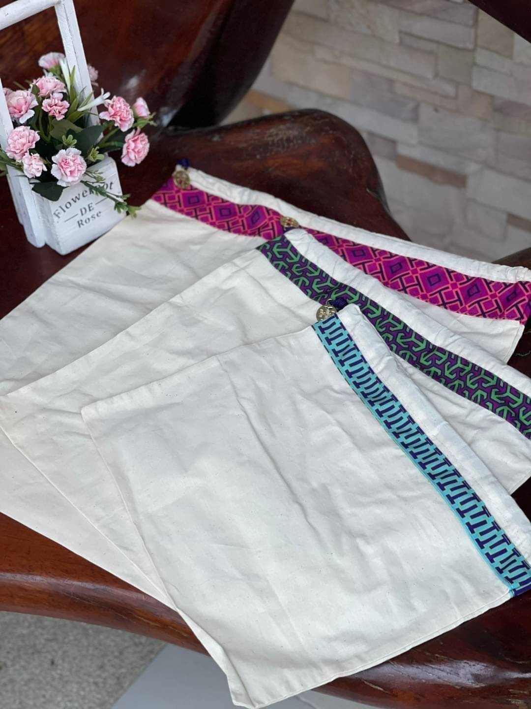 Tory Burch Savannah Convertible Shoulder Bag สาว ๆ ลุคสาวๆไม่ควรพลาด Collection นี้เลยนะคะ เป็นรุ่นที่ตอบโจทย์และครองใจสาว ๆ ได้อย่างแท้จริง เนื่องจากมีดีไซน์เรียบหรู โดยทางแบรนด์ได้ใช้เทคนิคการเย็บบนหนังเป็นลายเส้น (Chevron) ทำให้กระเป๋าดูมีราคามากยิ่งขึ