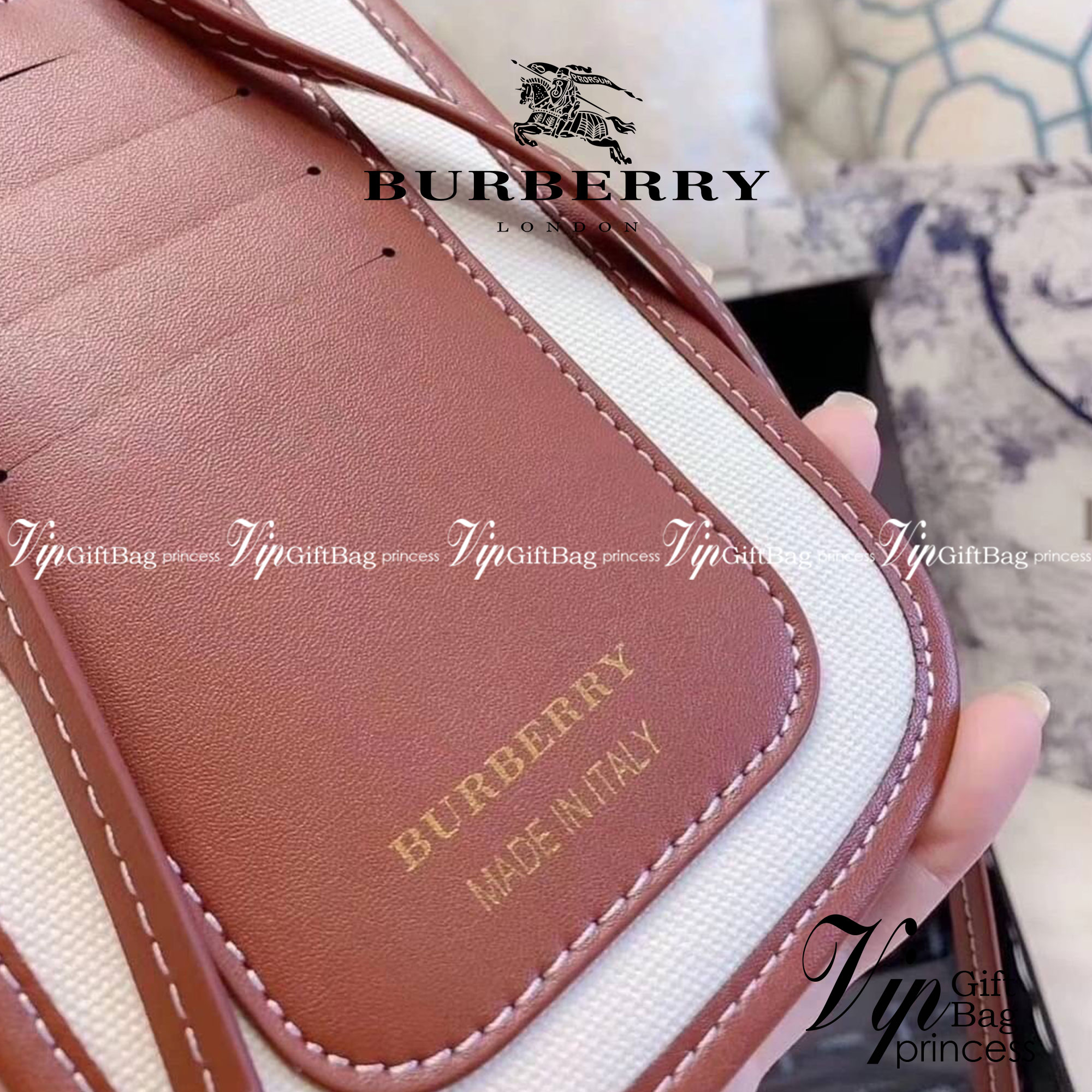 BURBERRY FRAGRANCES CROSSBODY BAG / BURBERRY PHONE BAG งานผ้าแคนวาสอย่างดีตัดขอบหนัง มีช่องใส่บัตรด้านหลัง น่ารักตะมุตะมิ ใส่บัตรใส่ของจุกจิกใส่โทรศัพท์ได้ น่ารักไปอีกจ้า วัสดุ Canvas & Leather สวยหรูอยู่ทรงมีโลโก้แบรนด์ด้านหน้า มีสายคาดประดับแบรนด์ ด้านห