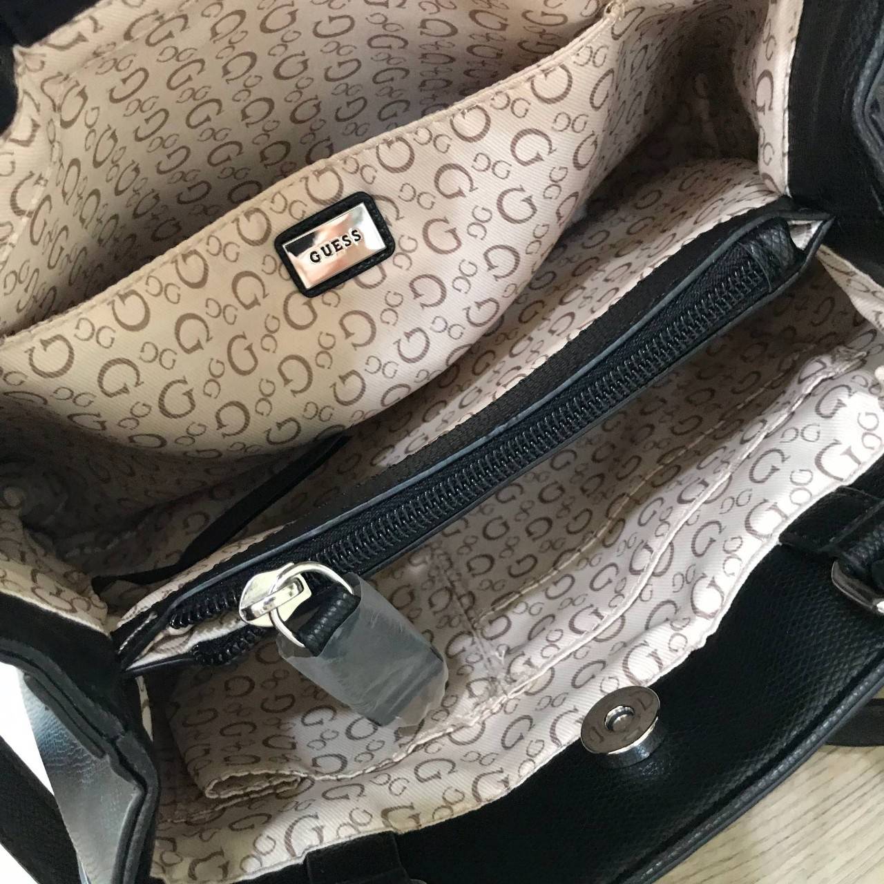 GUESS WOMAN FACTORY SHOULDER BAG กระเป๋าถือหรือสะพาย ทรง A คลาสสิค ขนาดกำลังดี น้ำหนักเบา วัสดุ pu. นิ่ม คุณภาพดี สวยอยู่ทรง ด้านหน้า ประดับโลโก้แบรนด์ เปิดปิดแบบแถบคาดกระดุมแม่เหล็ก ภายในกว้างแบ่ง 2 ช่องใหญ่ มีช่องซิปกลาง เป็นสัดส่วน ซับในลายแบรนด์ ใส่ w