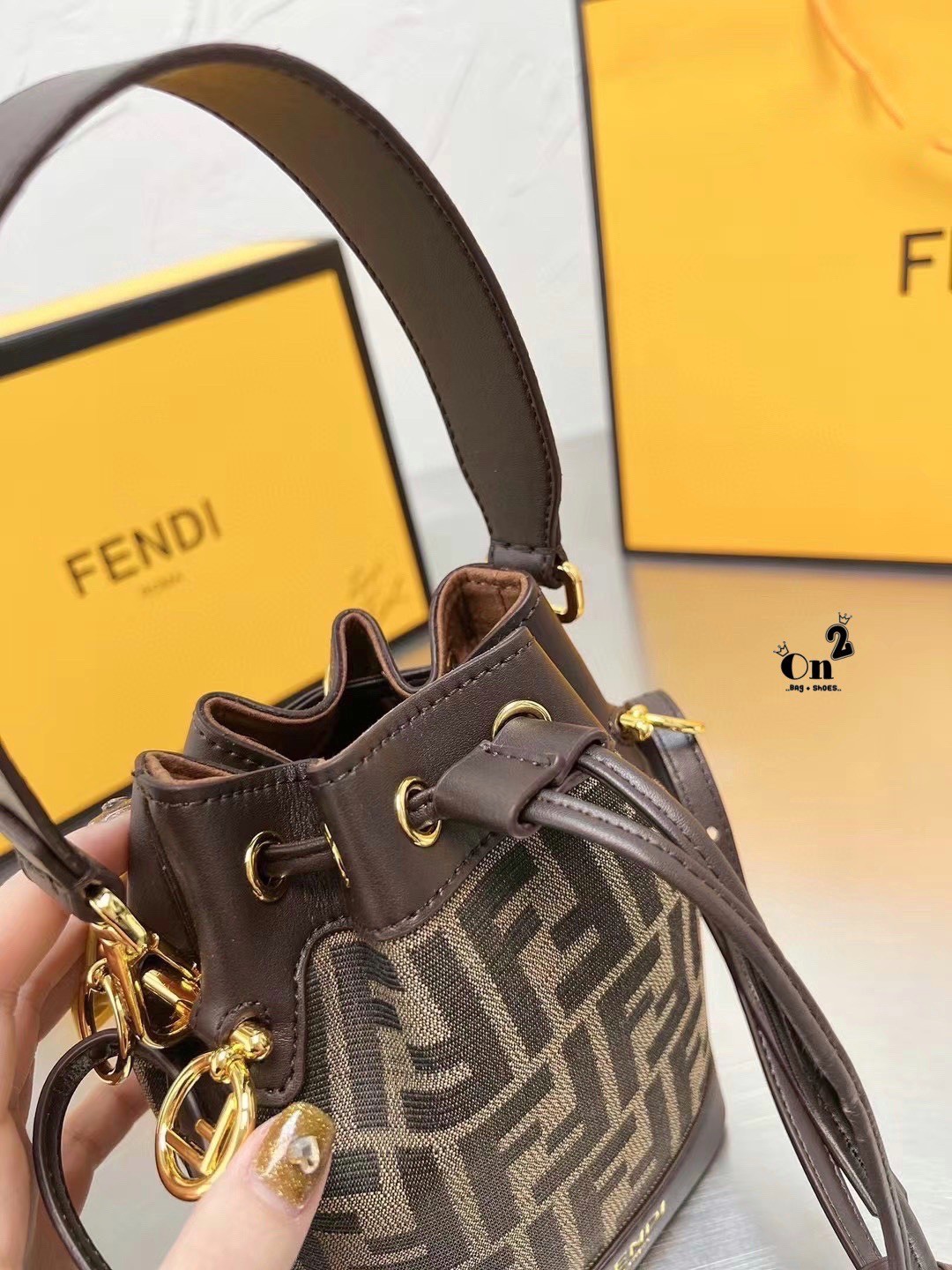 FENDI MINI BUCKET BAG / Fendi Mon Tresor Beige Raffia mini Bag กระเป๋าสะพายทรงขนมจีบยอดฮิต ไซส์มินิ ที่น่ารักน่าใช้มาก ดีไซน์สวยอยู่ทรง วัสดุผ้าแคนวาสสลับหนังแท้ ดีเทลห่วงคล้องอะไหล่สวยหรู มาพร้อมสายสั้นคบ้องแขน และสายครอสบอดี้สำหรับสะพายข้าง สลับใช้ได้ไม
