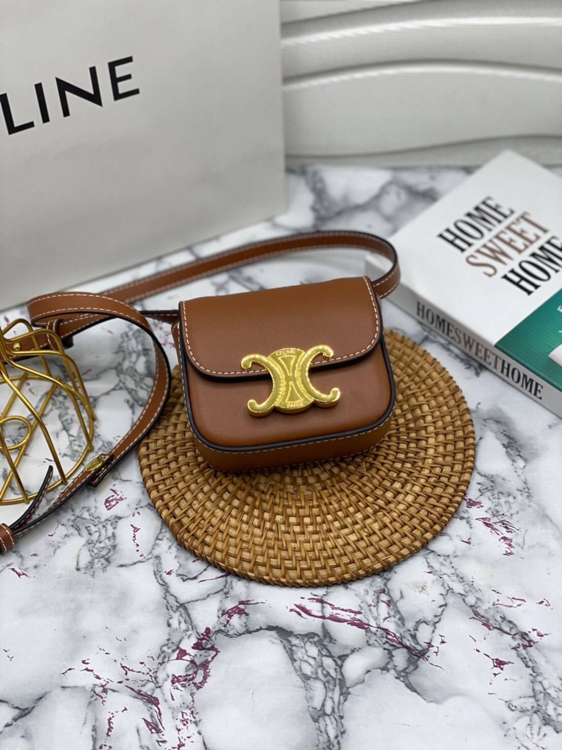 หนังแท้ CELINE MINI TRIOMPHE IN TRIOMPHE CANVAS AND CALFSKIN ใบเล็กน่ารัก งานหนังแท้ทั้งใบ กระเป๋ามินิทรงชิค ดีไซน์รูปกล่องสุดแสนมินิมอล สามารถสะพายแบบ Crossbody และยังเป็น Belt Bagได้อีกด้วย แบบไม่มีตกยุค ด้านหน้าโดดเด่นด้วยโลโก้สีทอง เป็นอีกหนึ่งตัวเลือ