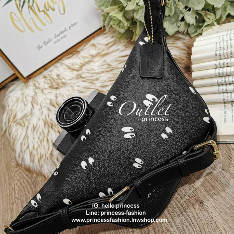 Coach Factory Belt Bag New in! กระเป๋าสะพาย คาดอก เอว วัสดุหนังเเกะสังเคราะห์ เนื้อหนา สวยอยู่ทรง อะไหล่ทอง ด้านหน้าประดับ logo brand ใส่ wallet กลาง ไม่เกิน 19 cm. มือถือได้ทุกรุ่น สายสะพายปรับได้ค่ะ