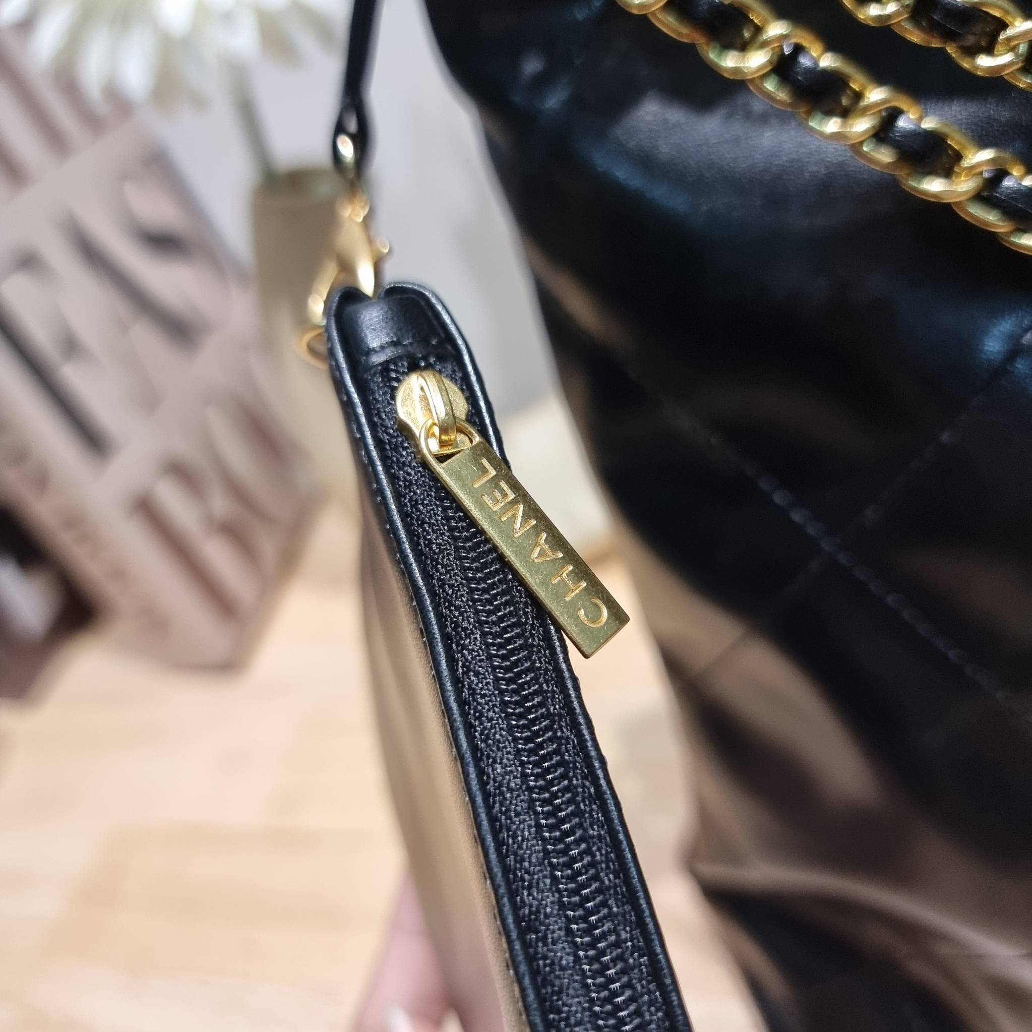 Chanel ss22 Logo CC shopping tote / Chanel 22 handbag มาแรงที่สุดในตอนนี้ก็คือรุ่นนี้เลย ใช้งานง่ายรุ่นนี้สามารถใช้ได้ทั้งผู้หญิงและผู้ชายน้า เกินต้านที่สุดกับไอเท็มนี้ ที่สาวๆหรือใครๆก็ต้องมีแล้ว!! แค่เห็นก็หลงรัก กระเป๋าทรงสวย