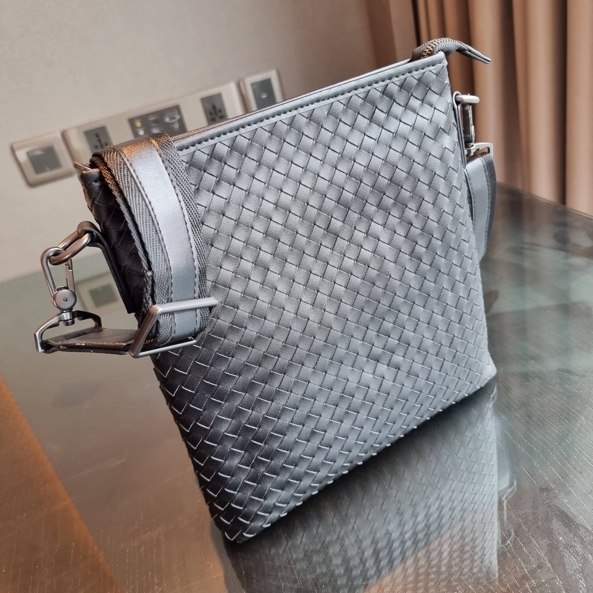 VIP 】อีกหนึ่งไอเท็มเด็ดที่หนุ่มๆรอคอย กระเป๋าสะพายข้างทรงแมสเซนเจอร์ B.ottega venata vip bag ดีไซน์คลาสสิคเอกลักษณ์ ลายสานเรียบหรู ดูแพง ทรงผู้ดี หล่อไปอีก อัพลุคไปอีก วัสดุหนังวัวเต็มใบ เปิด-ปิดด้วยซิป ภายในโล่งกว้างใส่ของได้ครบถ้วนสิ่งสำคัญ สายสะพายปรับ