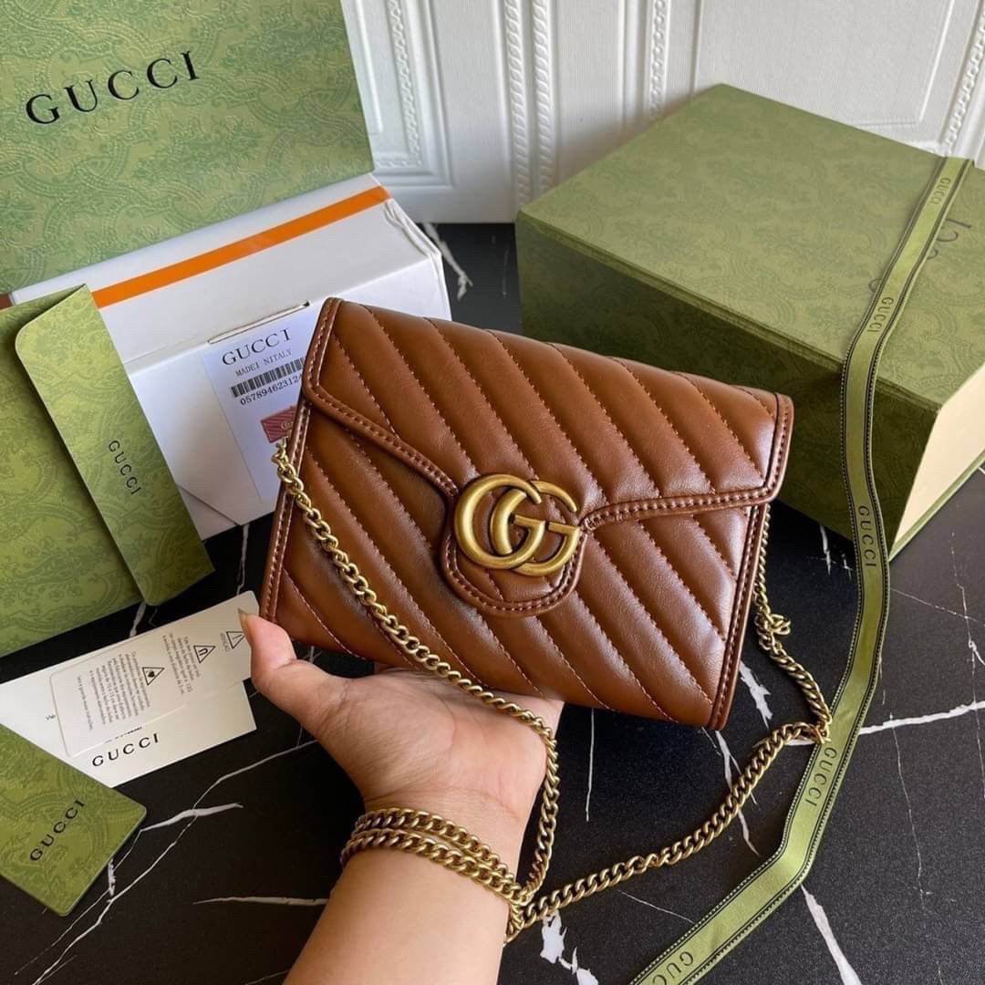 หนังแท้ GG Marmont matelassé mini bag พร้อมส่งที่ไทย GUCCI Wallet on Chain ภาพสินค้าถ่ายจากงานขายจริง รุ่นนี้หนังสวยมากค่ะ ละมุนที่สุด ใส่บัตร ใส่แบงค์ได้ รับรองว่าจะเป็นกระเป๋าที่จะหยิบใช้งานได้บ่อยๆ รับประกันความสวยปังค่าาา