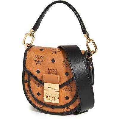 M.C.M MINI PATRICIA SHOULDER BAG IN VISETOS LEATHER BLOCK อัพเลเวลกระเป๋าของคุณด้วยไอเท็มนี้ไปเลยจ้า กระเป๋าสะพายทรง saddle ที่เก๋ไม่ซ้ำใคร ดีไซน์ขอบสีดำเพิ่มความยูนิค สวยสะดุดตา วัสดุหนังแคนวาสคุณภาพดี มาพร้อมสายสะพายหนังสีดำเรียบ และหูจับในตัว ทำให้ใช้ง