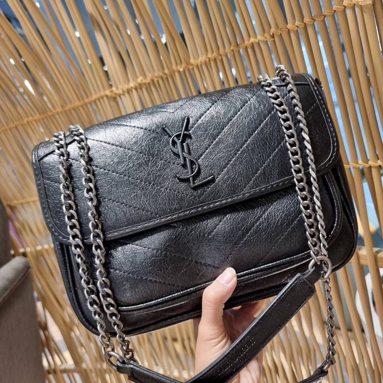 VIP 】หนังแท้ Yves Saint laurent shoulder bag กระเป๋าสะพายทรงคลาสสิค สุดฮอต ดีไซน์เรียบหรู วัสดุหนังแท้ขัดเงา สวย!! ใช้งานง่ายเพียงแค่เปิ-ปิดด้วยกระดุมแม่เหล็ก ภายในโล่งกว้าง จุของได้เลยสบายๆ กระเป๋าสตางค์ใบยาว มือถือ เครื่องสำอางค์ พาวเวอร์แบงค์ หรือจะ ga