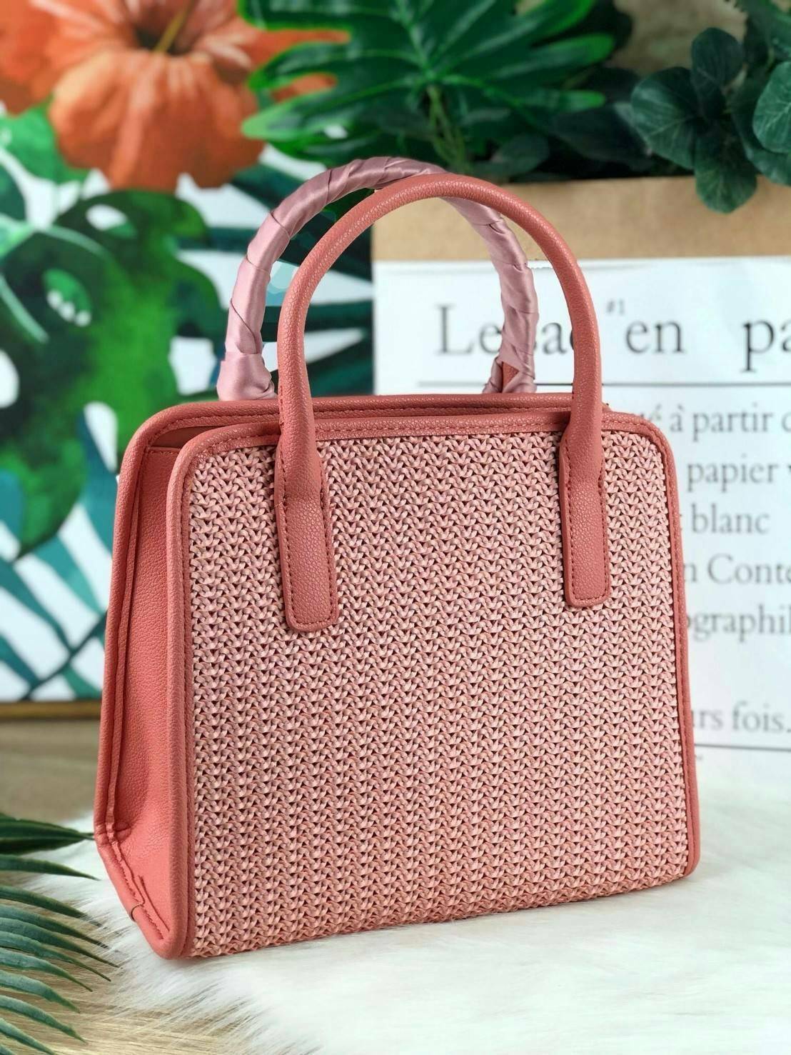 CHARLES & KEITH SATIN SCARF WRAPPED WOVEN BAG กระเป๋าถือ/สะพายอยู่ทรง มีผ้าพันหูกระเป๋าให้ 1 เส้น มีหมุดรองฐานทั้ง 4 มุม ที่ด้านหน้าทำ texture สวยงาม เปิดปิดด้วยกระดุมแม่เหล็ก ด้สนในมีช่องซิปเล็ก 1 ช่อง รุ่นนี้จุของได้เยอะ ใส่ iPad mini ได้สบายๆค่า สายสะพ