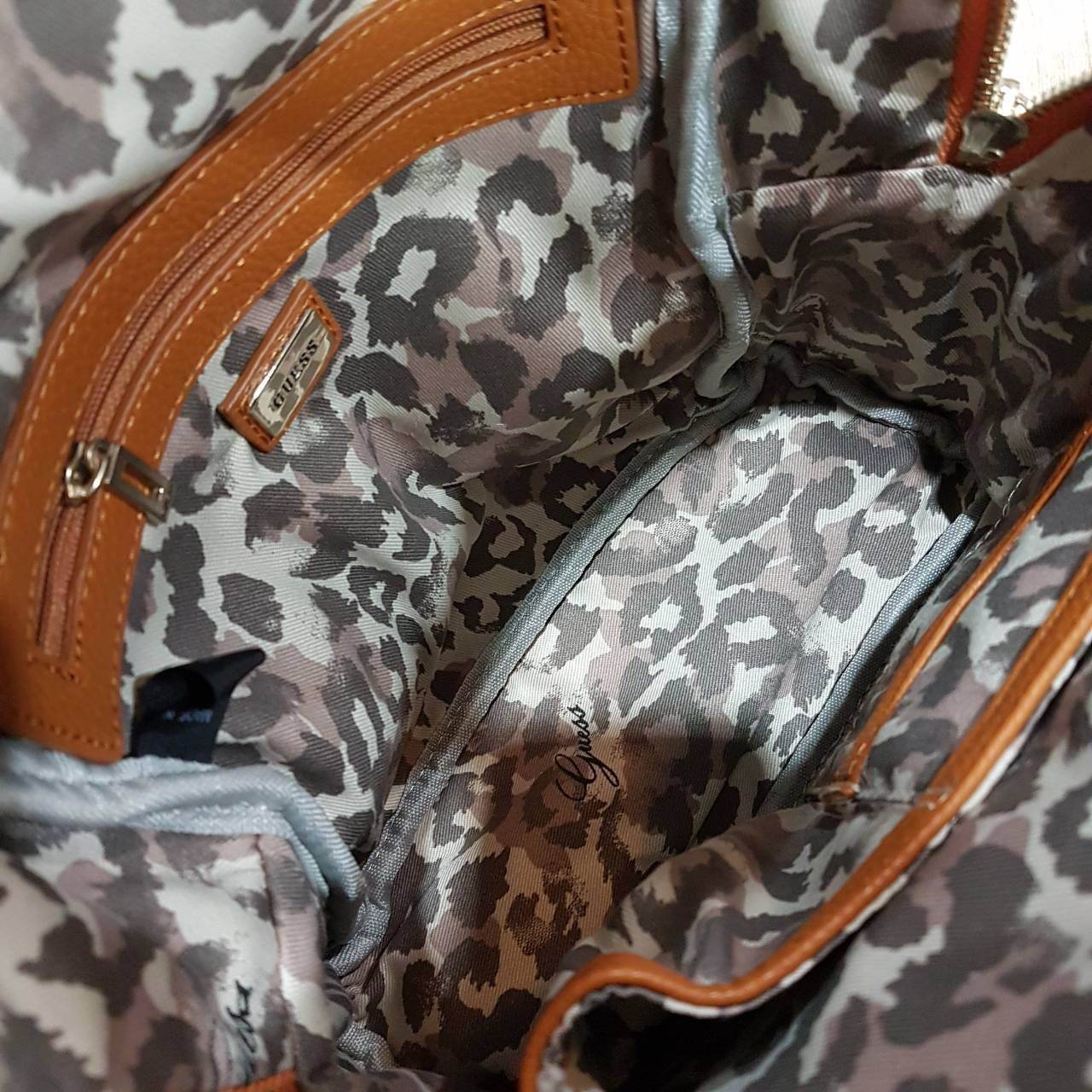 GUESS CANSON BACKPACK ของแท้❗️กระเป๋าเป้หนังเนื้อนิ่มสัมผัสคล้ายหนังแท้ ด้านหน้าแต่งหมุดกิ๊ปเก๋ เปิดปิดด้วยซิปสะดวกใช้ ด้านในบุผ้าแบรนด์ มีช่องใส่ซิปและช่องใส่ของจุกจิก ขนาดกำลังดีค่ะ น้ำหนักเบา สีสวย สายสะพายปรับได้ฟรีเลยค่าใบนี้ แนะนำมากๆค่า