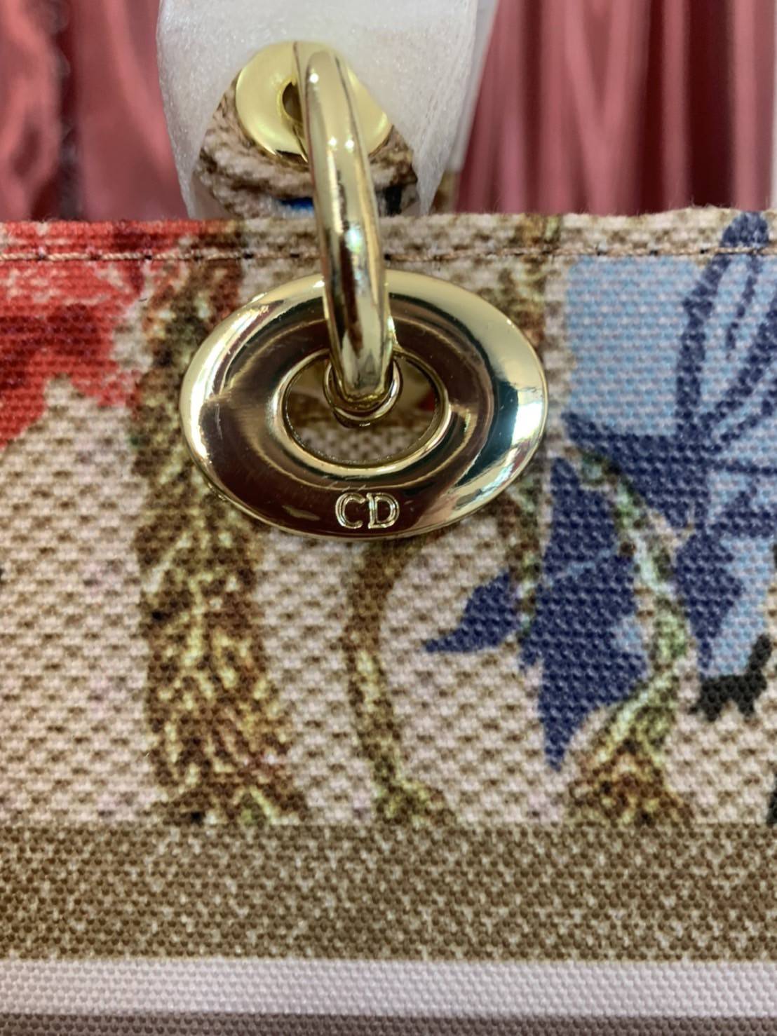 DIOR WOMEN MEDIUM LADY D-LITE BAG VIP GIFT WITH PURCHASE (GWP) พรีเมี่ยมกิ้ฟ Limited Edition จาก DIOR DUTYFREE COUNTER วัสดุหนังแท้ Calfskin หุ้มด้วยผ้า Cannage อีกชั้นและปักลวดลาย 'Dior Palm' กระเป๋า Lady D-Lite ผสมผสานความสง่างามและคลาสสิกที่เ