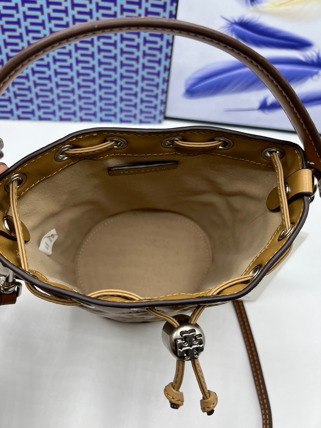 6 สี Tory Burch Puffy Mini / Tory burch T Monogram Puffy Patent Mini Bucket Bag / Tory Bucket Bag กระเป๋าบัคเกต size เล็ก โดดเด่นด้วยโลโก้ตัวนูนปั๊มด้านหน้า