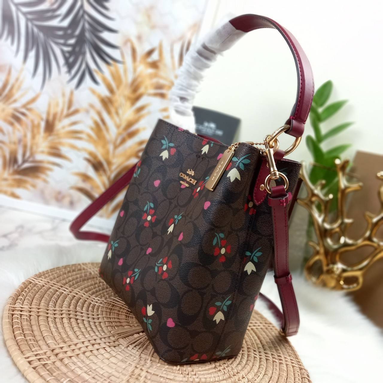 COACH SMALL TOWN BUCKET BAG WITH HEART PETAL PRINT(C7975//C7976)🌺💞กระเป๋าถือ กระเป๋าสะพาย ทรงฮิตยอดนิยมตลอดกาล>>ปริ้นลายดอกไม้รูปหัวใจมินิ น่ารักเกินเบอร์มาก🥰 ไม่ว่าจะออกมาคอลเลคชั่นไหนๆ ก็ครองใจสาวๆไปได้ทุกรุ่น/ วัสดุหนังแคน