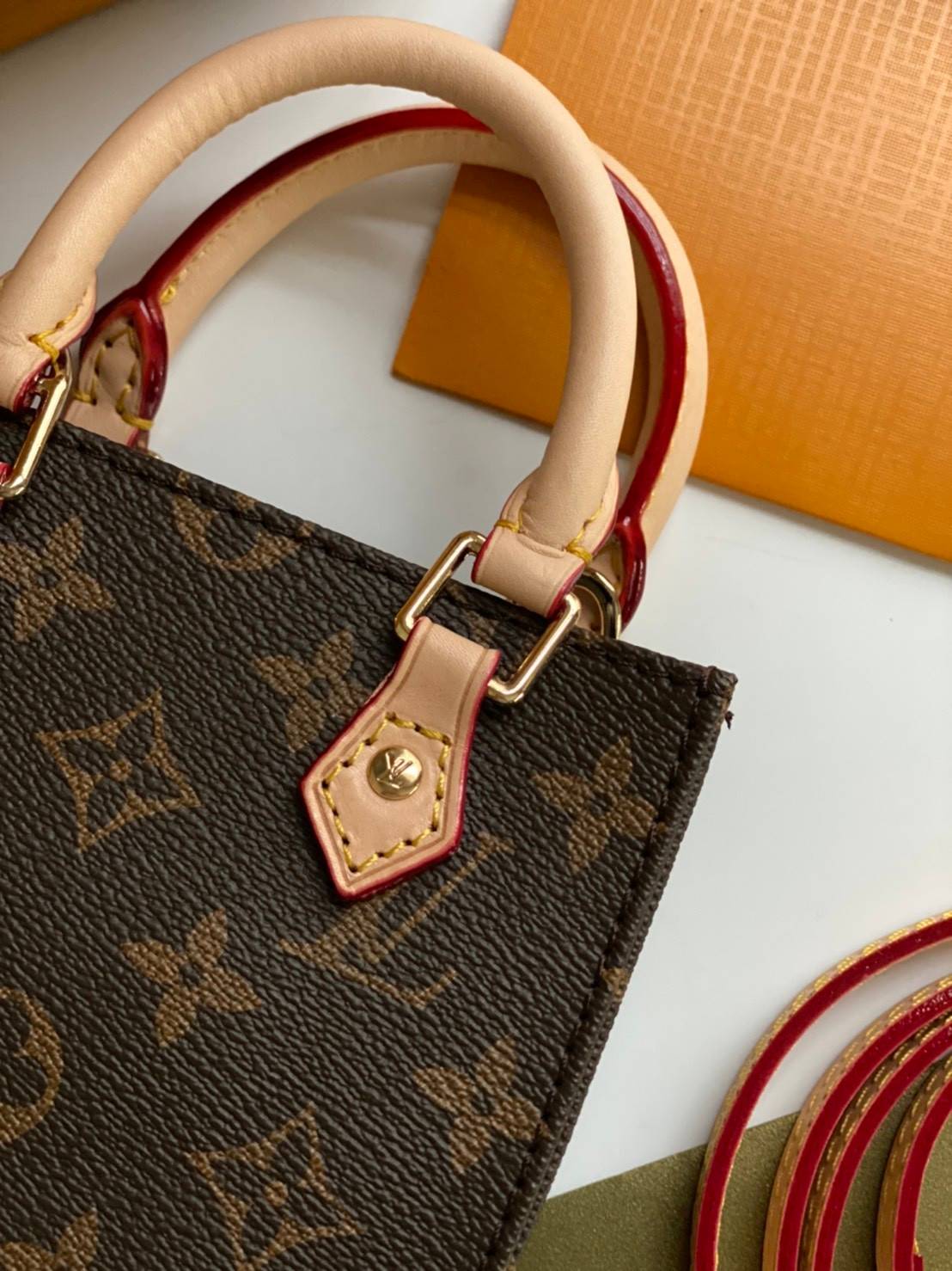 VIP GIFT 】หนังแท้ Louis Vuitton Petit Sac Plat