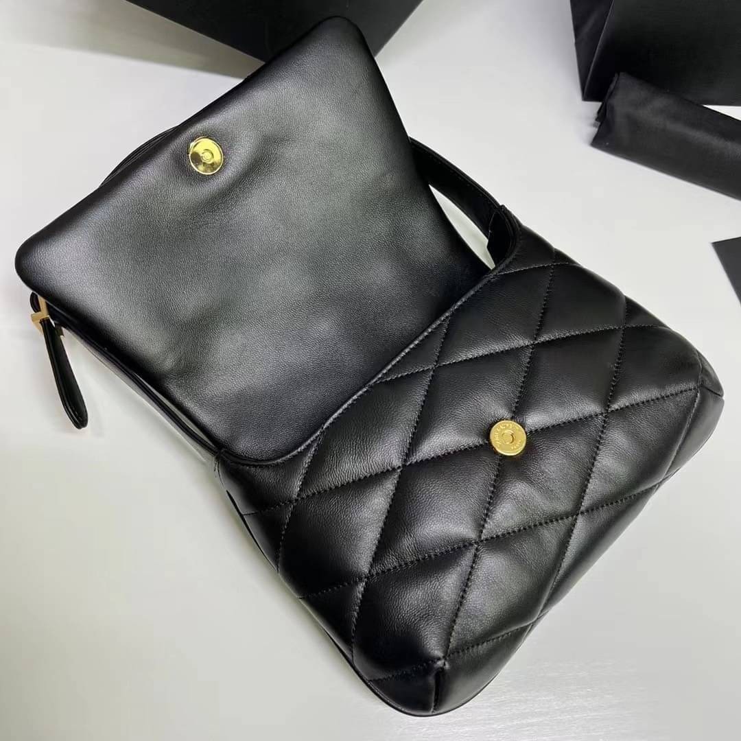 YSL le 57 hobo bag in quilted lambskin / YSL puffer handbag กระเป๋าถือหรือสะพายไหล่รุ่นใหม่ วัสดุหนังสัมผัสนิ่มมืออย่างดี ดีไซน์เรียบหรู ภายในโล่งกว้าง สามารถจุของสำคัญได้อย่างครบถ้วน ใบจริงหรูหรา ดูแพง มีไว้ติดบ้านสักใบ ยังไงก็คุ้มค่าจ้า