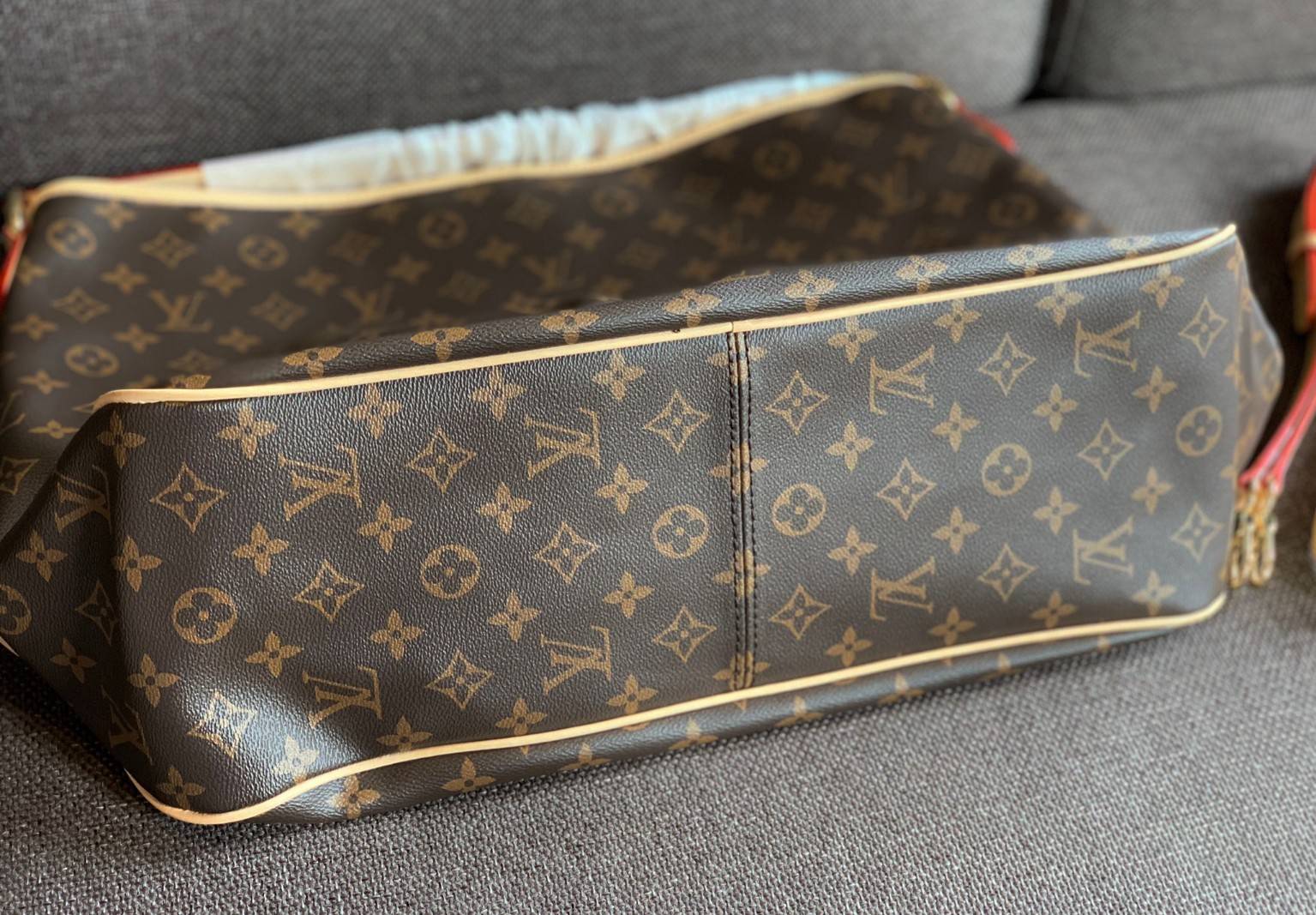 Large: ชอบๆใบใหญ่ ใส่ได้เยอะจริงๆค่าา!! LOUIS VUITTON MONOGRAM DELIGHTFUL ((PREMIUM GIFT LV)) พร้อมส่งค่ะสาวๆ กระเป๋าทรงสูง ใบใหญ่ หนังแกะสังเคราห์ นิ่มสวย ขอบหนังขัดสีธรรมชาติ หูหิ้วปั้มโลโก้LV สวย ปากกระเป๋ามีตัวคล้องให้นะคะ; ภายในกว้างมากๆสำหรับรุ่นนี้