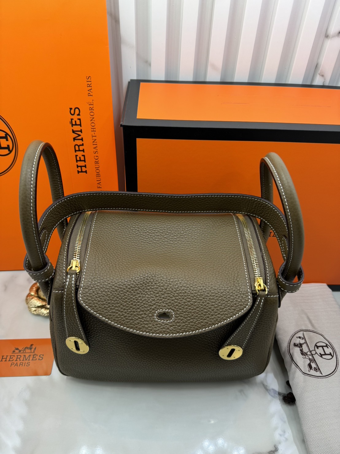 พร้อมส่ง 15 สี HERMES Lindy 26 bag กระเป๋าทรงโท้ทหนังสวยอย่างดี เอกลักษณ์ของความเรียบหรูไฮคลาสอย่างสมบูรณ์แบบ เกรดออริ สลับแท้ งานสวยตามรูป ใช้งานต่างประเทศได้