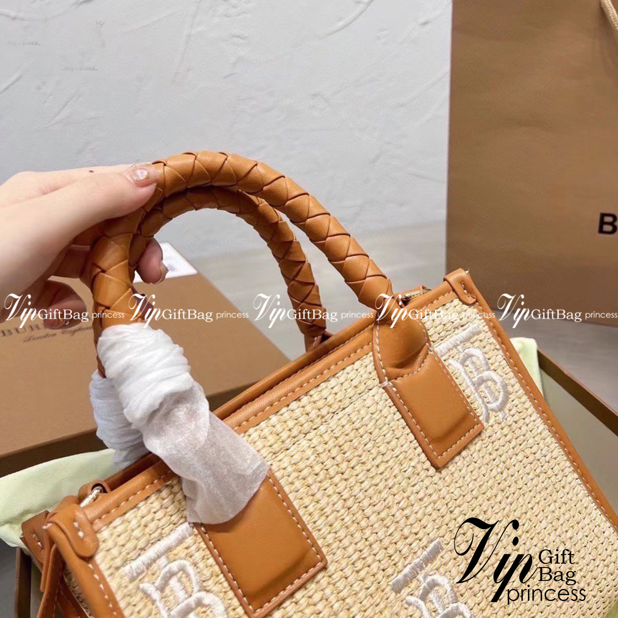 Burberry Freya Raffia Tote / Burberry Monogram Raffia Effect Mini Freya Tote / Burberry MiniTote อินเนอร์คือเริ่ด ความกระเป๋าสาน หน้าปักโลโก้แบรนด์เป๊ะ งานสไตล์วินเทจแมทลุคง่าย กระเป๋าทรงโท้ทมินิ ใบกะทัดรัด น่ารักน่าใช้ใจฟูมากๆ หูหิ้วในตัว และมีสายสะพายข้