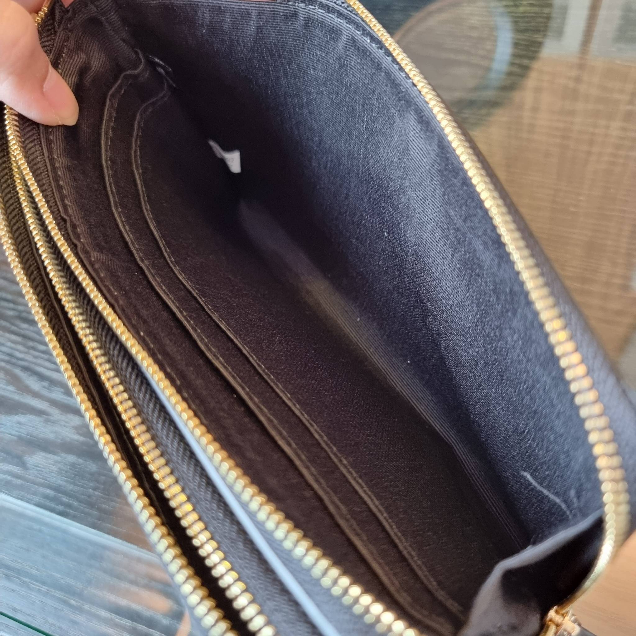 COACH F54057 DOUBLE ZIP WALLET IN SIGNATURE กระเป๋าคล้องมือ size L ใบนี้ใส่มือถือได้ทุกรุ่น ขนาดกำลังดี พกพาสะดวกมากๆ วัสดุหนังสังเคราะห์ ภายในเป็นผ้าสีสวยคม ใส่ธนบัตร ใส่บัตรได้เยอะ ใส่มือถือได้สบายๆทุกรุ่น ตอบโจทย์สาวๆที่ไม่ชอบพกเยอะวุ่นวายจ้า ใบนี้เอาอ