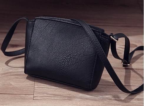 สินค้ามาใหม่ค่า😊 ทรงสุดฮิตจากแบรนด์ asos กระเป๋า ทรงสวย ตัวกระเป๋าลายหนังสวยมาก สีดำสุดหรู ดีไซน์เกร๋ #จุดเด่นที่ น้ำหนักเบา สามารถ สะพายไหล่ข้างลำตัว หรือ พาดลำตัวได้เลยคะ จุของคุ้ม มีใบเดียวจบ #น่ารักมากใบนี้