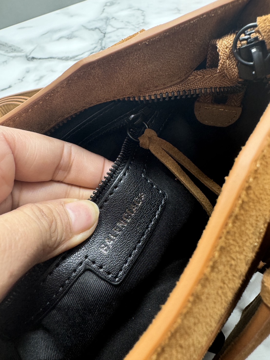 ORI หนังแท้ | Balenciaga Le City suede bag กระเป๋าถือ/สะพายข้างดีไซน์โดดเด่นสวยเท่ล้ำสมัย ใหม่ล่าสุดงานหนังกลับที่สุดแห่งความไอคอนิกไม่เหมือนใคร มีกิมมิคและลูกเล่นแพรวพราว