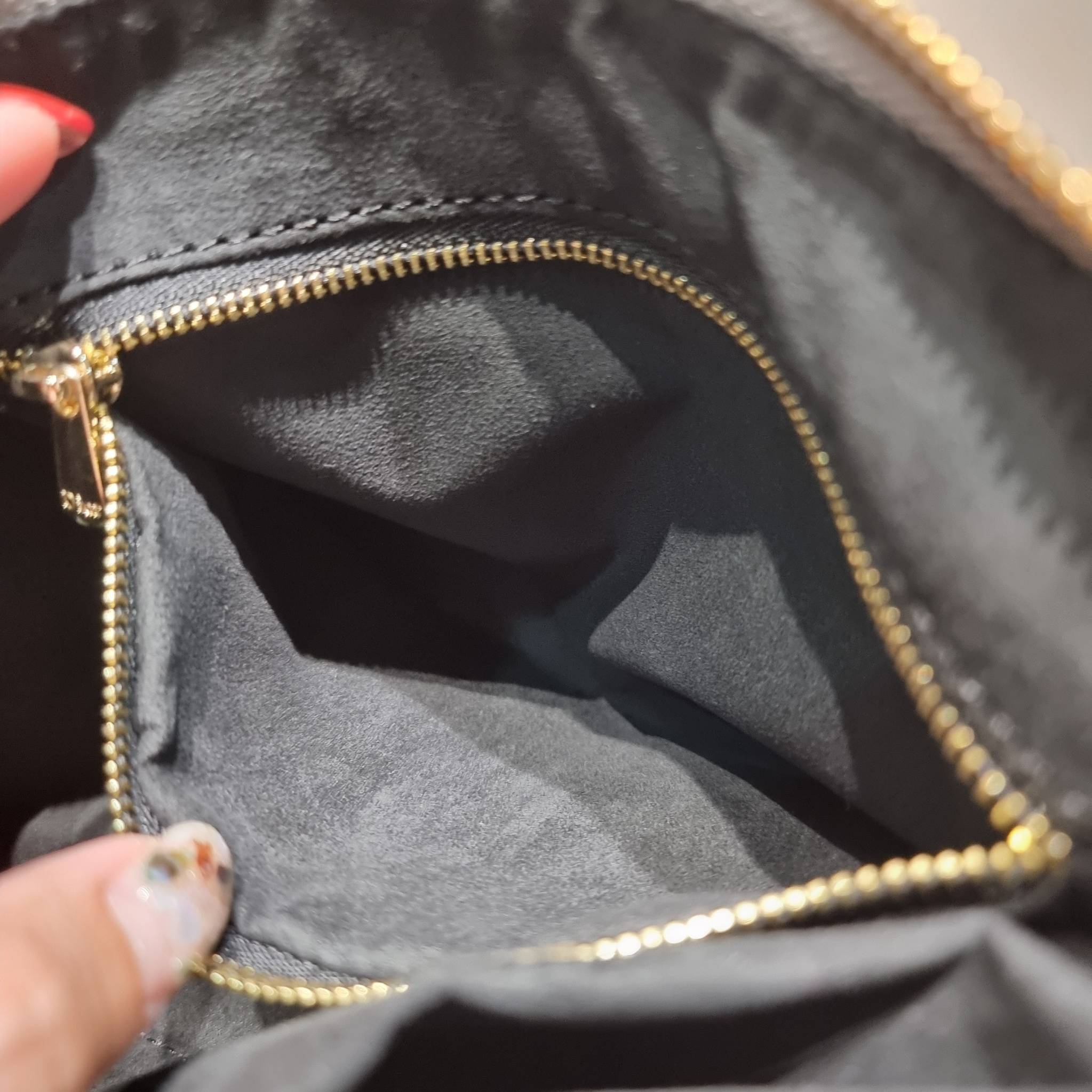 Dior travel nomad pouch / DIOR POUCH BAG พร้อมส่ง กระเป๋าทรงพอช ขนาดกำลังดี ดีไซน์ให้เป็นได้ทั้งกระเป๋าพกพาเอนกประสงค์ เวลาไปท่องเที่ยว หรือจะใช้เป็นกระเป๋าหลักพกของสำคัญก็ได้