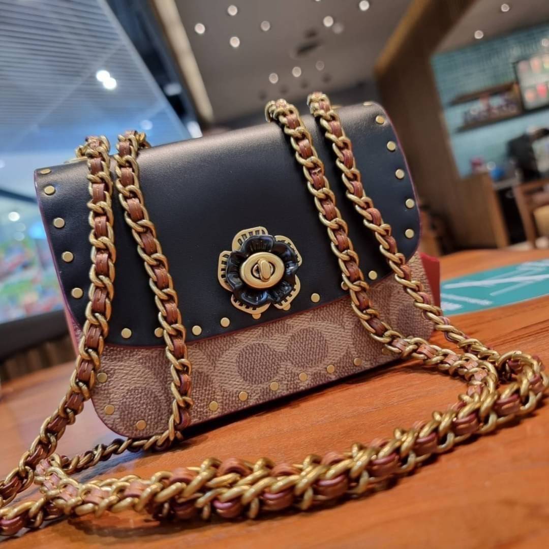 COACH C2462 MADISON SHOULDER BAG 16 IN SIGNATURE CANVAS WITH RIVETS กระเป๋าสะพายข้าง ไซส์กะทัดรัด พกพาง่าย น้ำหนักเบา ดีไซน์สวย โดดเด่นด้วยตัวล็อครูปดอกไม้ สีสันตกแต่งตัดกันกับลายซีอย่างลงตัว วัสดุหนังแคนวาสเคลือบลาย ภายในแบ่งสัดส่วนให้อย่างดี มาพร้อมสายส