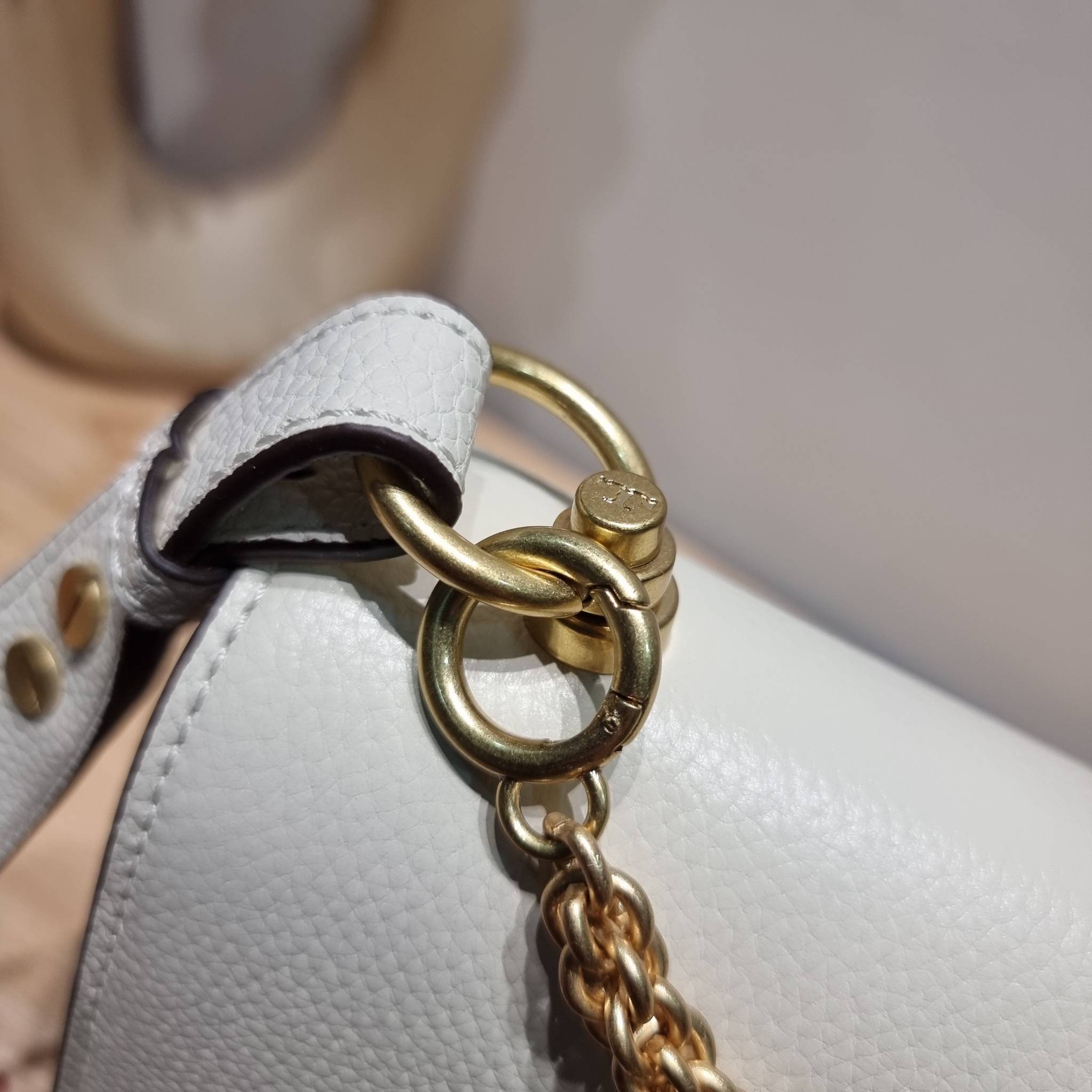 TORY BURCH MILLER SHOULDER BAG / Tory Burch Bag รุ่นยอดนิยม รุ่นหายาก รุ่นที่สาวๆตามหา ใบนี้เลย!! สวยหรู ผู้ดีทุกสี กระเป๋าสะพายไหล่ ดีไซน์อยู่ทรง คลาสสิคแฝงความหรูด้วยโลโก้สีทองอร่ามโดดเด่น