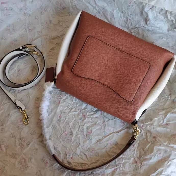 COACH Coated Canvas Signature May Shoulder Bag พร้อมส่งที่ไทย คัดงานคุณภาพ จัดเต็มมาให้ต่อนรับปีใหม่นี้ค่าา ✔️กระเป๋าหิ้ว//คล้องไหล่//สะพายข้างได้ ใบใหญ่ สุดคุ้ม! ✔️หนังแท้ชั้นดีที่สุด หนังหนานิ่ม รู้สึกได้ตอนสัมผัสค่ะ สวยมากๆ ✔️ด้านห