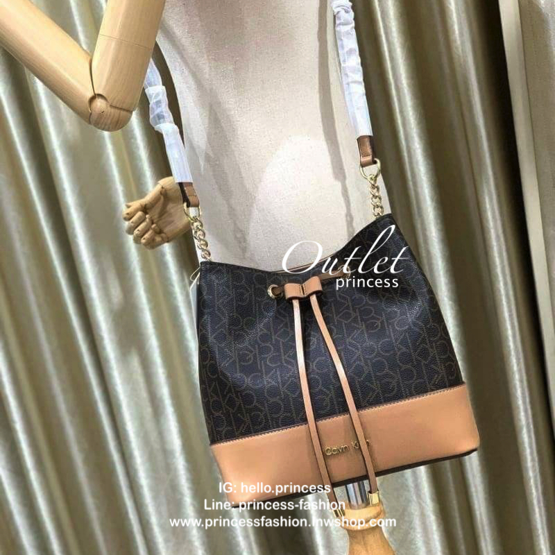 Calvin klein Bucket Logo Bag กระเป๋าสะพายทรงจีบรุ่นใหม่! ฐานกว้างตั้งอยู่ทรง วัสดุpolyester&Pvc เปิดปิดแบบหูรูด ภายในกว้างมีช่องซิปคั่นกลางระหว่างช่องหลัก2ช่อง ทั้งภายในและภายนอกคือลาย Signature แบรนด์ สายสะพายหนังปรับระดับได้ สำหรับสาวๆที่กำลังมองหากระเป