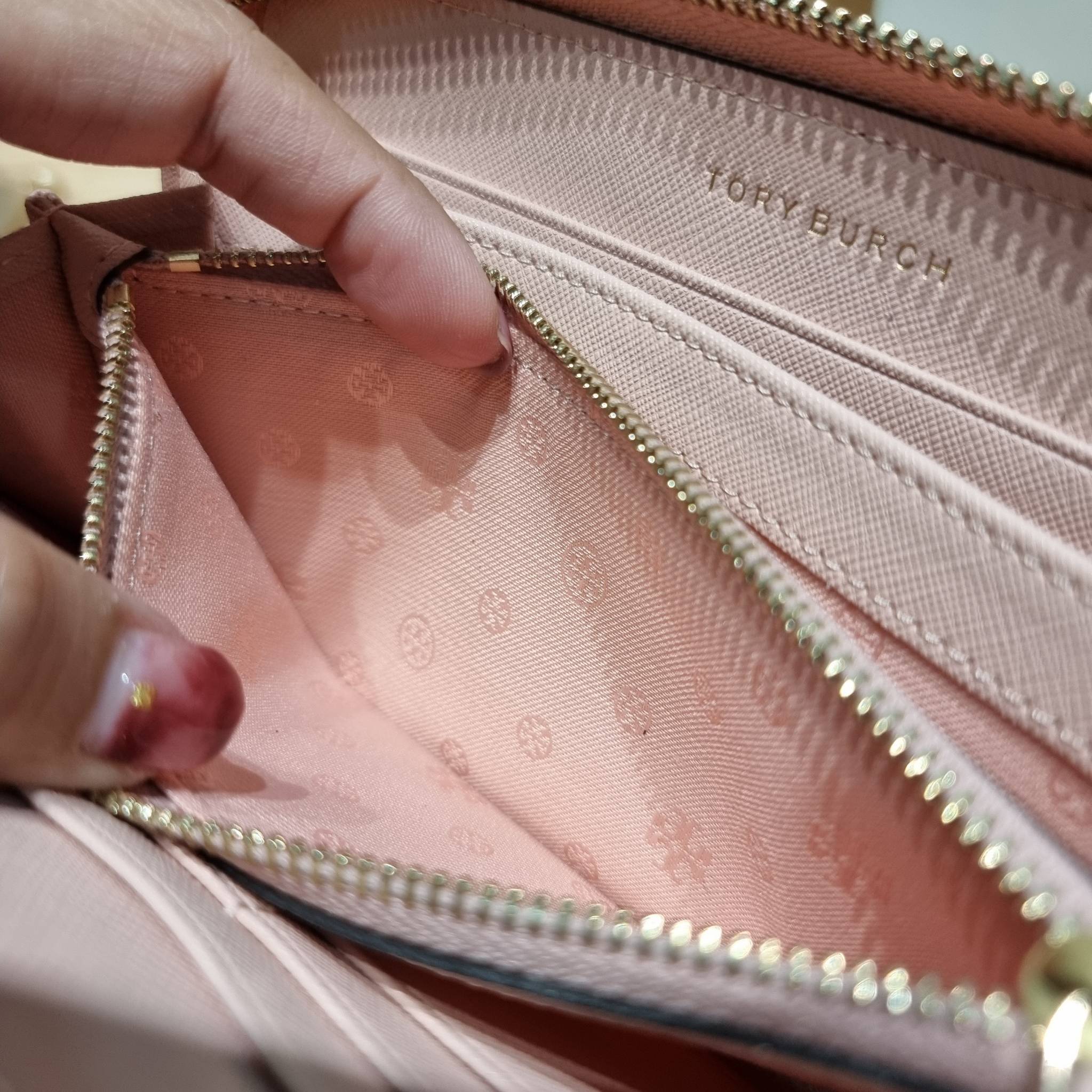 TORY BURCH ROBINSON MULTI GUSSET ZIP CONTINENTAL WALLET รุ่นหายาก พร้อมสีน่ารักน่าใช้ ต้อนรับเดือนแห่งความรัก!! กับกระเป๋าสตางค์ใบยาว ขนาดกำลังพอเหมาะ ดีไซน์เรียบหรู