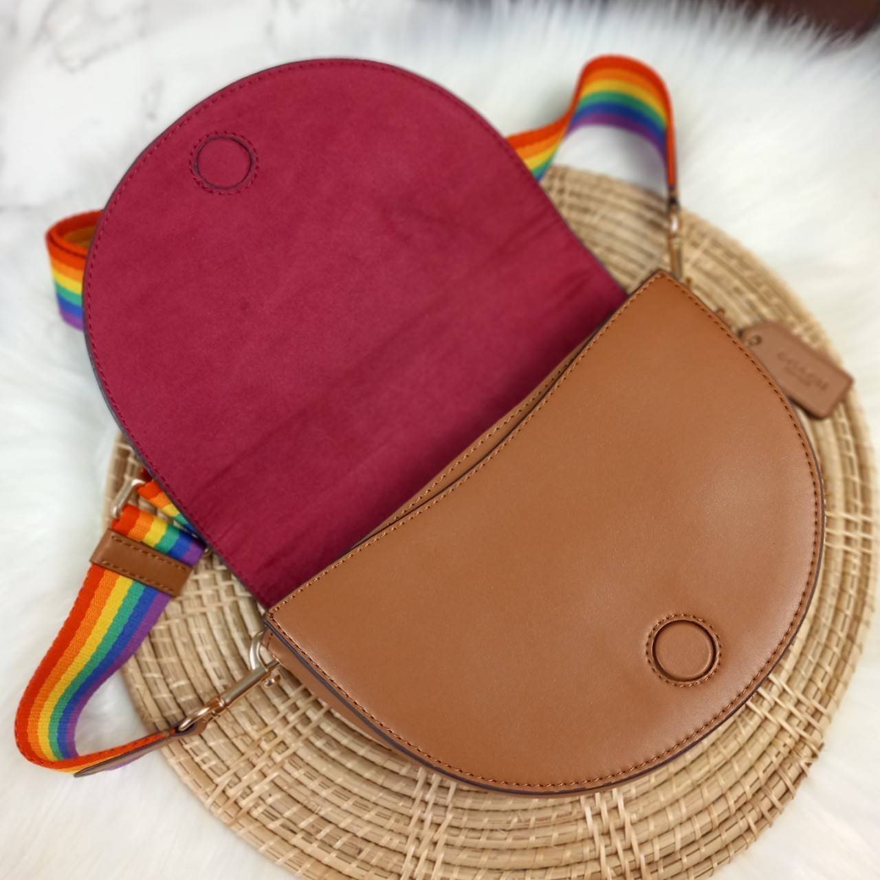 COACH ELLEN CROSSBODY IN RAINBOW SIGNATURE CANVAS (COACH C4098) ให้สายรุ้ง มัดใจได้มั้ยเนี้ย🌺คอลเลคชั่นที่ไม่ต้องพูดเยอะ//กระเป๋ารูปทรงน่ารัก ที่ใครได้เห็นเป็นต้องอดใจไม่ไหว // วัสดุหนังแคนวาสผสมหนังแท้ กระแทกความสดใสขึ้นไปอีกขั้น ด้วยลาย