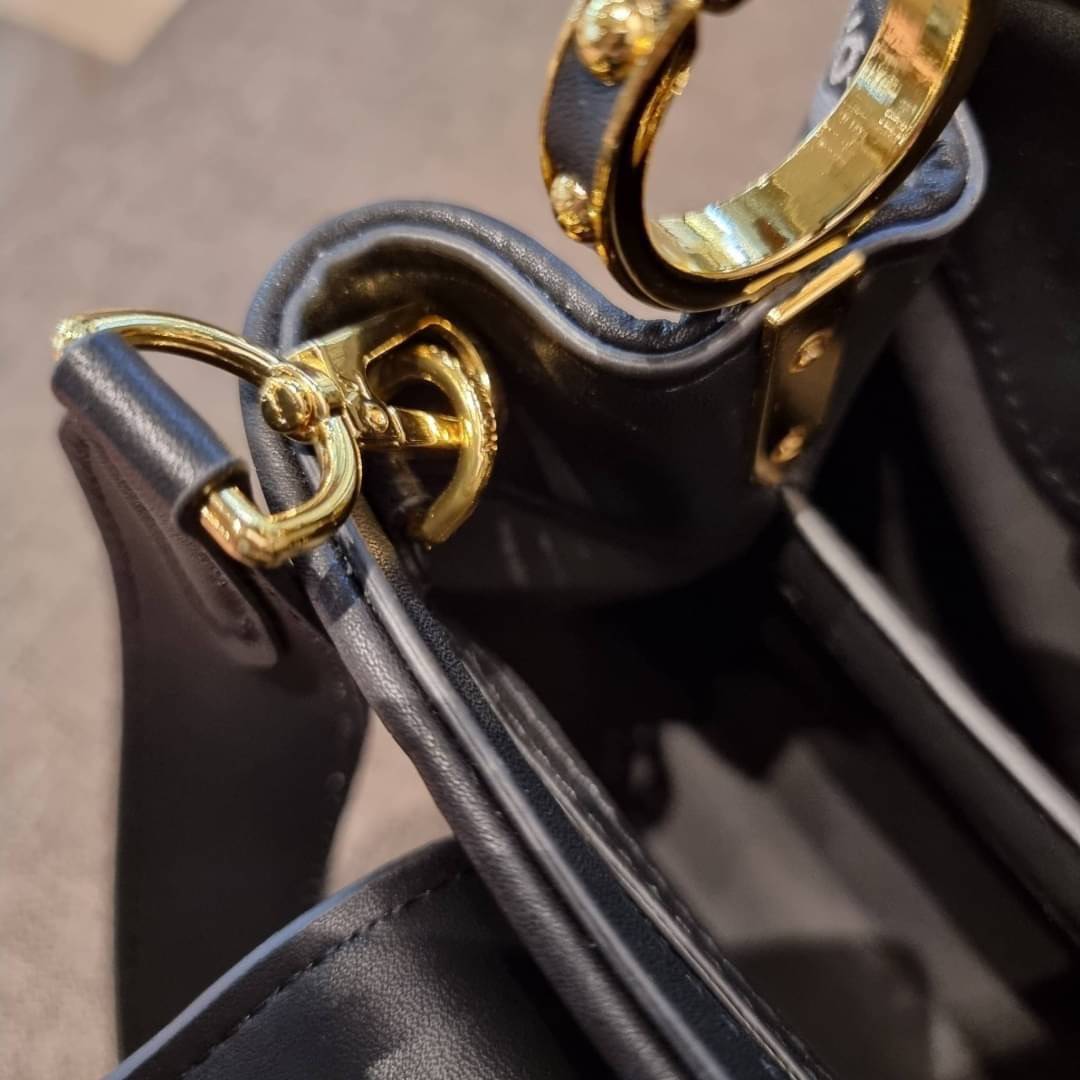 LV capucines top handle with vintager 1854 / LV SINCE 1854 CAPUCINES MM ที่สุดของความสวยในดีไซน์คลาสสิคย้อนยุค กระเป๋าถือสุดหรู มาพร้อมหูจับในตัว ด้วยรูปทรงวินเทจและวัสดุผ้าแคนวาสคละลายเต็มใบ สร้างดีเทลให้ไอเท็มนี้ได้ลุคผู้ดีไปอีก และยังมีลูกเล่นที่ฝาปิดก