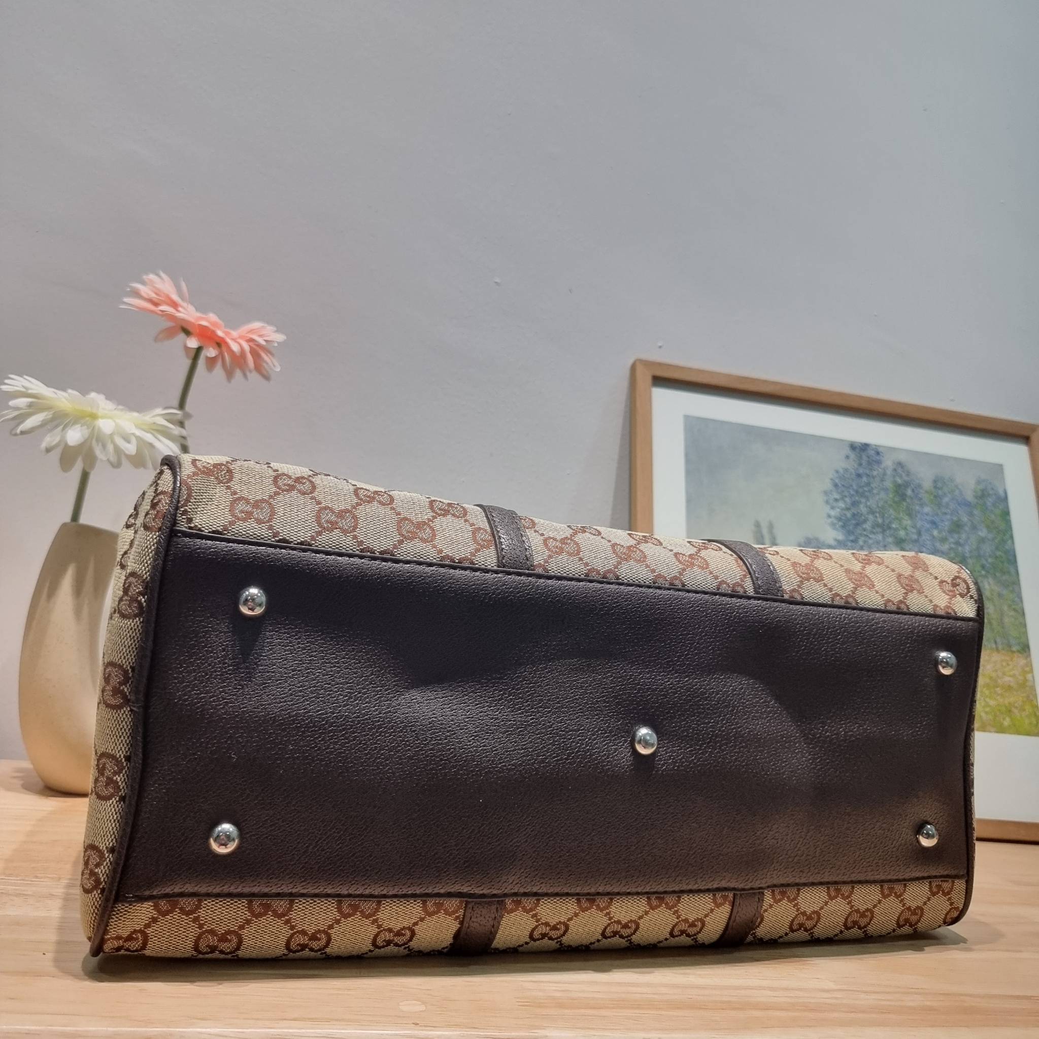 GUCCI Monogram Boston Duffle Bag / Gucci boston travel bag ใหม่ไปเลยกับกระเป๋าเดินทาง เตรียมความพร้อมสำหรับทริปเที่ยวช่วงสิ้นปี!! ดีไซน์เรียบง่าย แฝงความคลาสสิค ที่ใช้ได้ทั้งชายและหญิง วัสดุผ้าแคนวาสทนทาน