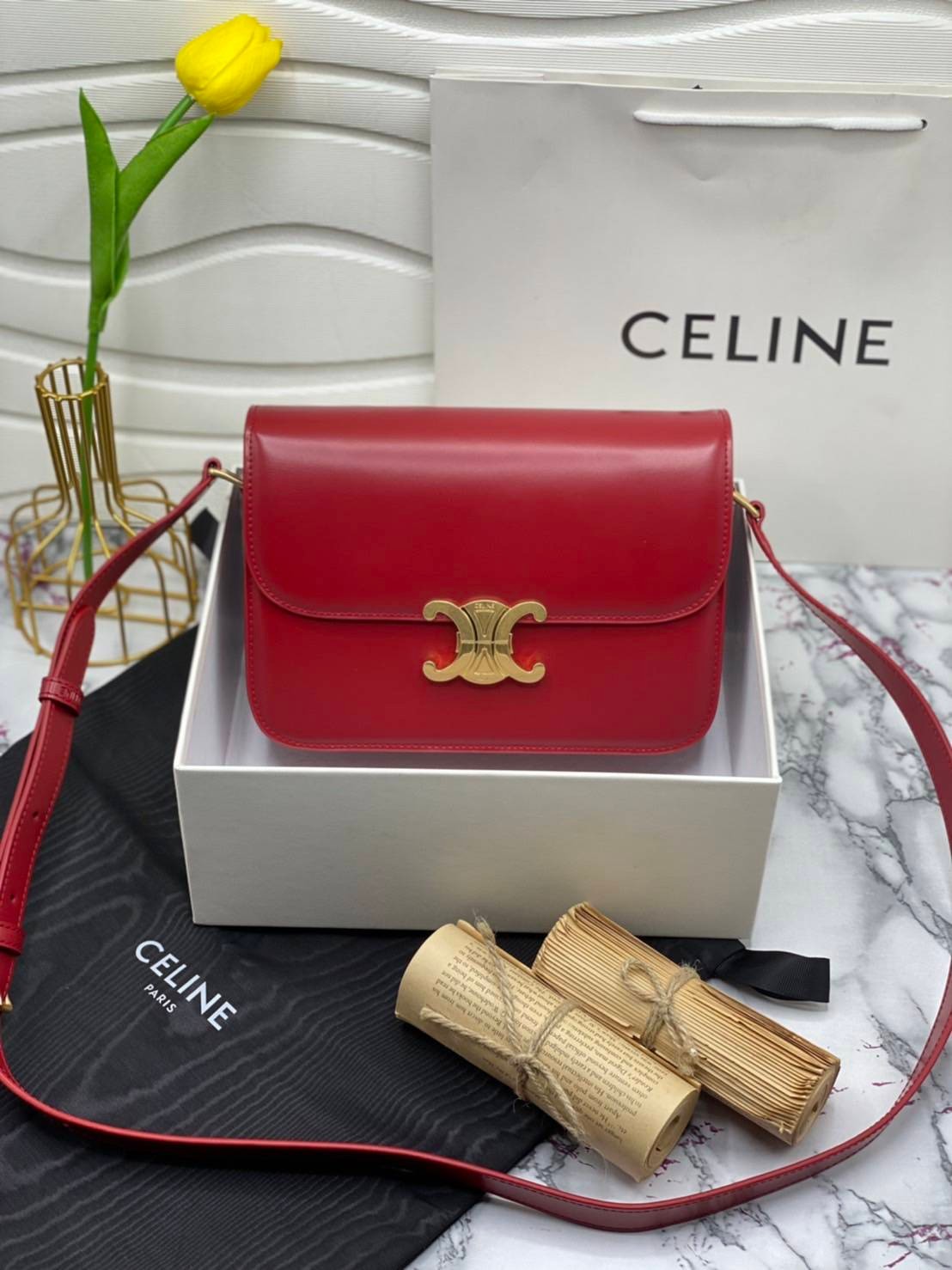 หนังแท้ CELINE TRIOMPHE CROSSBODY BAG ดีไซน์ยอดนิยมสไตล์สาว LISA ทรงสี่เหลี่ยมหนังสวยหรูอยู่ทรงเปิดปิดด้วยฝาปิดโลโก้แบรนด์อะไหล่ทอง ภายในมีช่องหลัก ช่องย่อย และช่องซิป สามารถใส่มือถือของใช้จุกจิกได้เยอะ มาพร้อมสายสะพายหนังยาวปรับระดับได้ จะสะพายไหล่ CROSS
