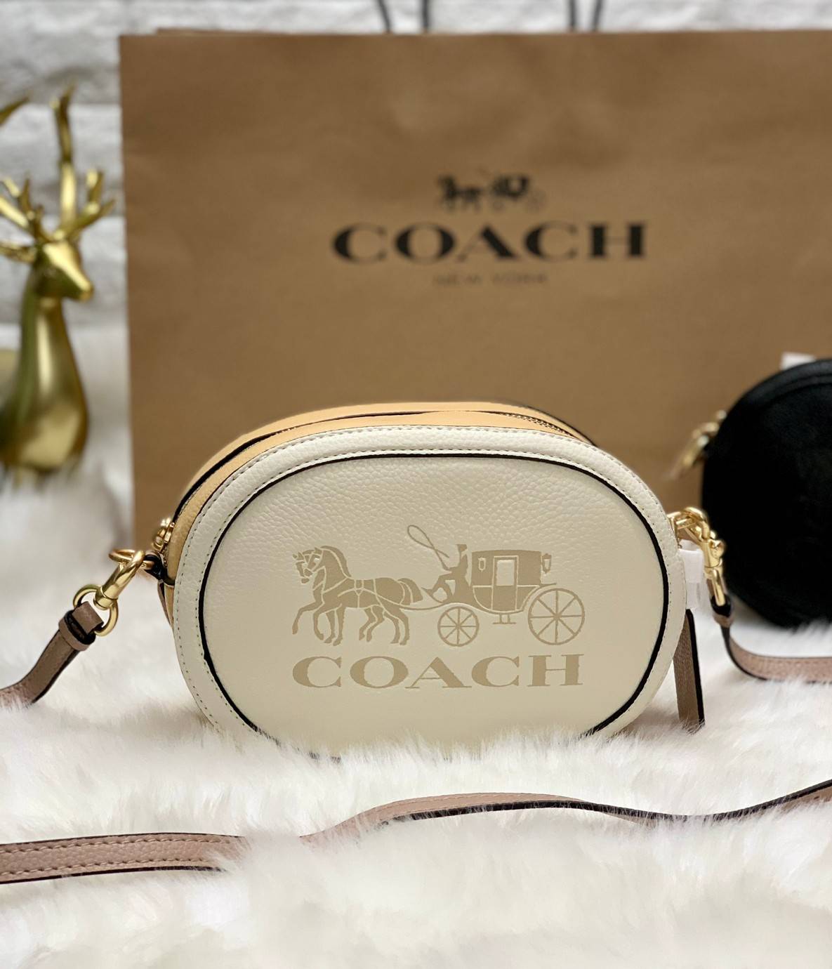 COACH Camera Bag In Colorblock ((C4056//C4156)) พร้อมส่งค่ะ! กระเป๋าทรงกลม ใบน่ารัก ขนาดพอดีลำตัว บวกกับเป็นหนังแท้นิ่มอย่างดี น่าใช้มากๆเลยทีเดียว ด้านหน้ามีโลโก้แบรนด์รถม้า เปิดปิดกระเป๋าแบบซิป ภายในใส่มือถือได้ทุกรุ่น;กระเป๋าเงินใบกลางได้;ของสำคัญจุกจิ