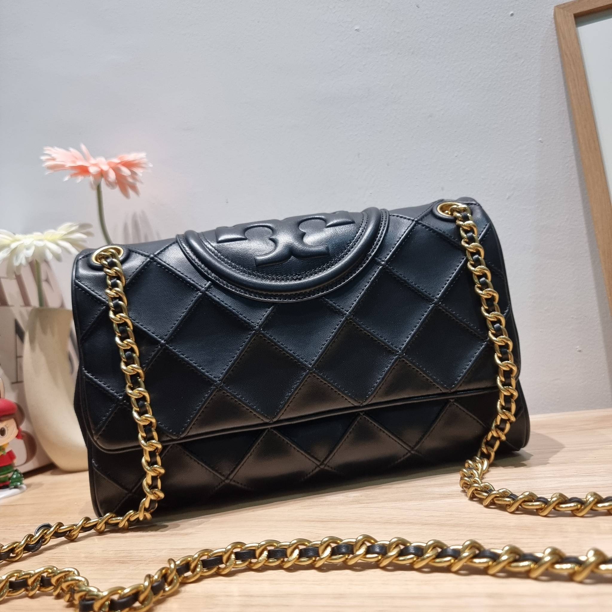 TORY BURCH FLEMING SOFT CONVERTIBLE SHOULDER BAG รุ่นหายาก กับดีไซน์ใหม่ล่าสุด มาพร้อมเสิร์ฟความสวยถึงบ้านไปเลย กับกระเป๋าสะพายไหล่ขนาดกำลังสวย หนังแท้นิ่มเต็มใบ สัมผัสสบายมือ