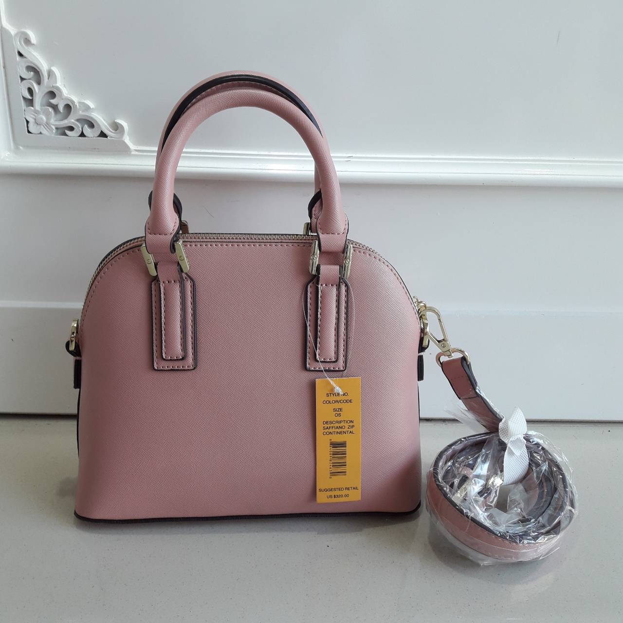 Don't Miss !! กระเป๋าแบรนด์ดัง TORY BURCH รุ่น SAFFIANO ZIP BAG กระเป๋าถือและสะพาย ลายหนัง saffiano อะไหล่ทองปั้มแบรนด์ ทรงสวยมาก ด้านหน้าติดโลโก้แบรนด์ เปิดปิดกระเป๋าด้วยซิปอย่างดีค่ะ ซับในเป็นผ้าทอลายแบรนด์สวยมากค่ะ มีช่องซิปหนึ่งช่อง ช่องเล็กสองช่