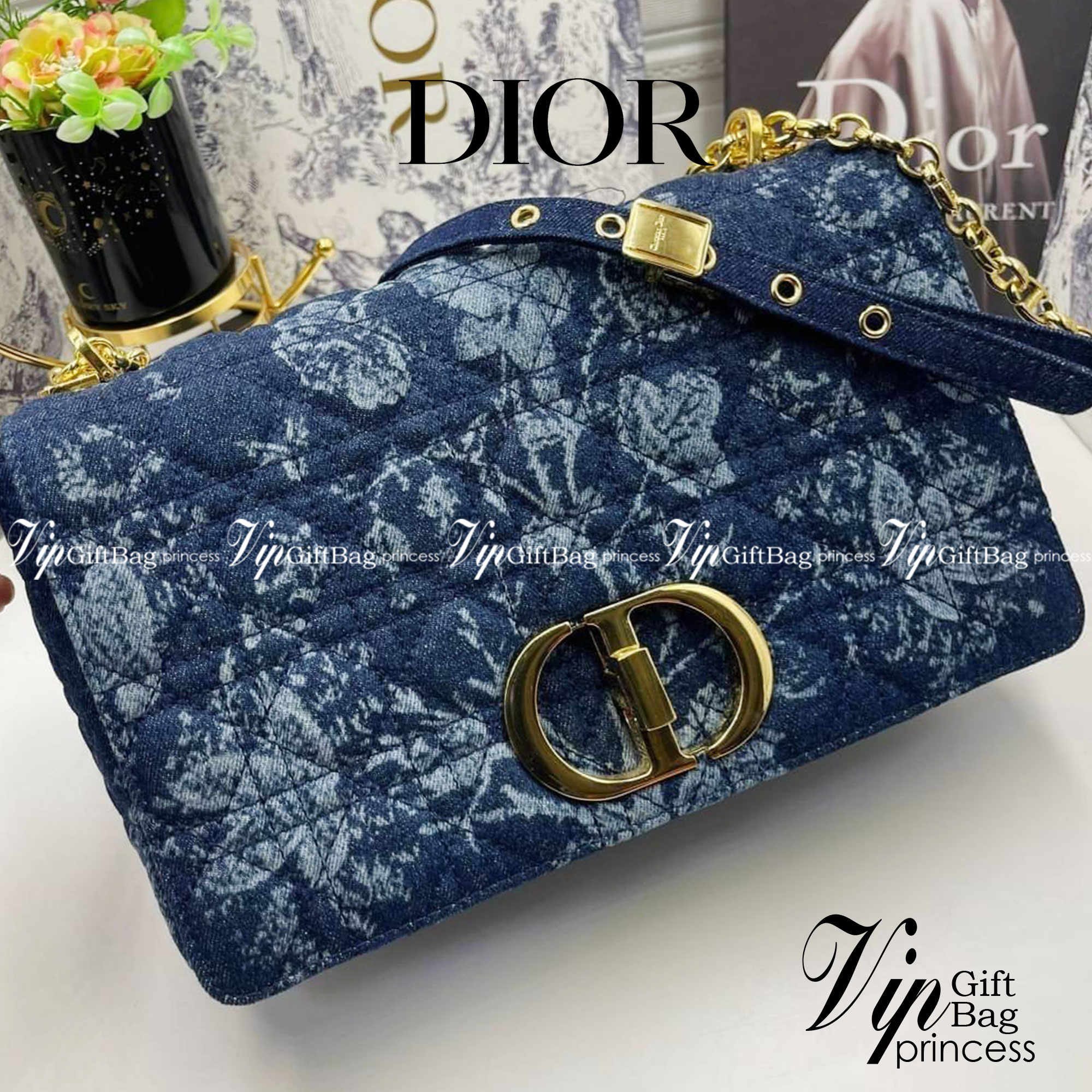 หนังแท้ Large Dior Caro Bag Blue Dior Flowers Cannage Denim กระเป๋าสะพายทรงกล่องเปิดหน้า งานหนังแท้และเดนิมแจ็กการ์ดอย่างดี แต่งอะไหล่CD ด้านหน้า มาพร้อมสายสะพายหนังสลับโซ่อะไหล่ทองหรูหรา สามารถปรับระดับได้ ถอดออกได้ ภายในโล่งกว้างจุของได้เยอะ ภาพสินค้าถ่